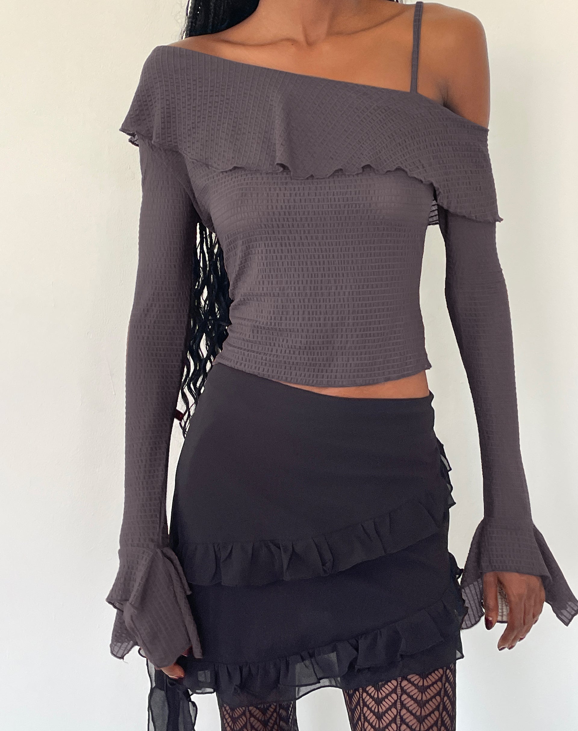Image of Viserra Asymmetrisches langärmeliges Top aus Bubble Mesh Braun