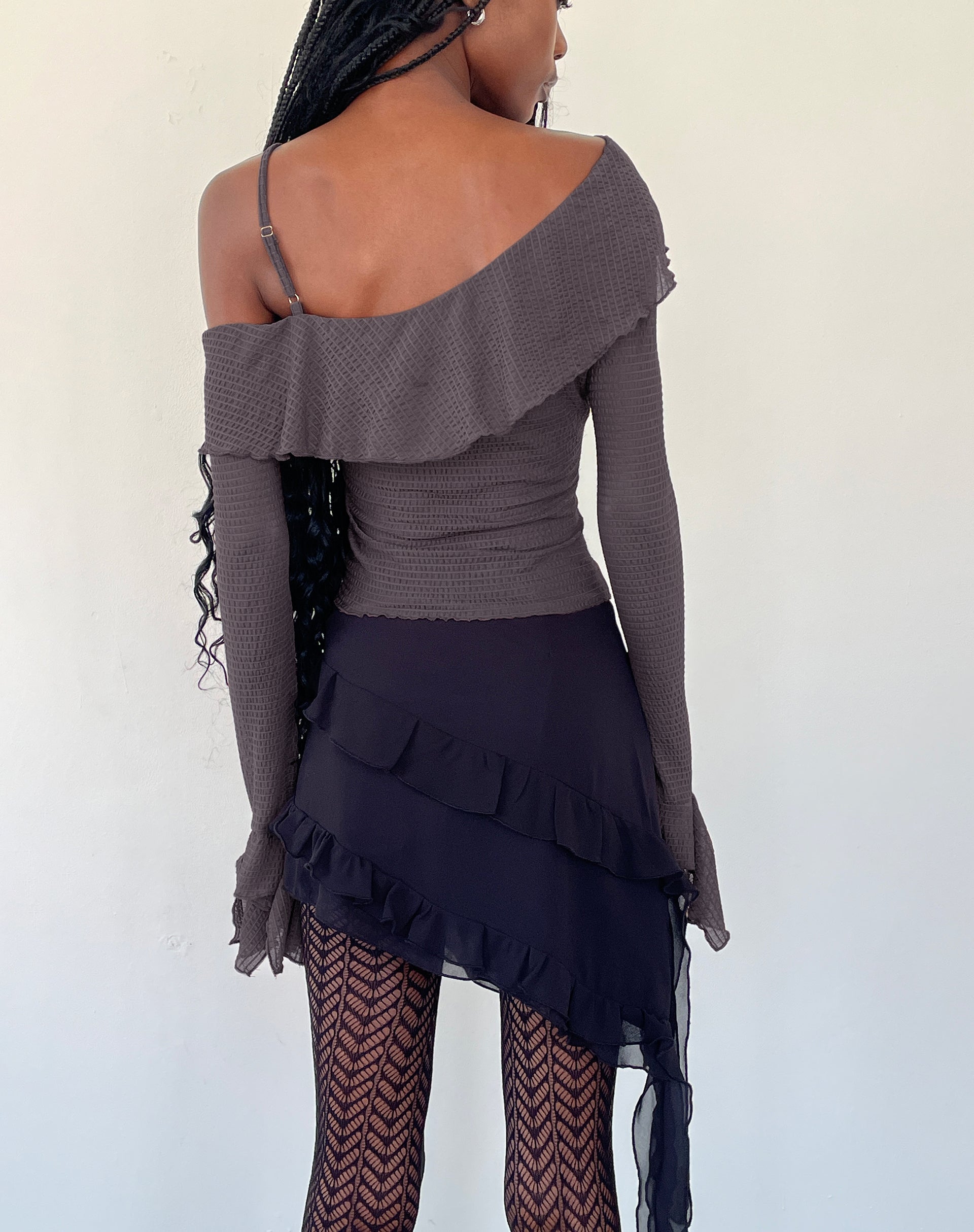 Image of Viserra Asymmetrisches langärmeliges Top aus Bubble Mesh Braun