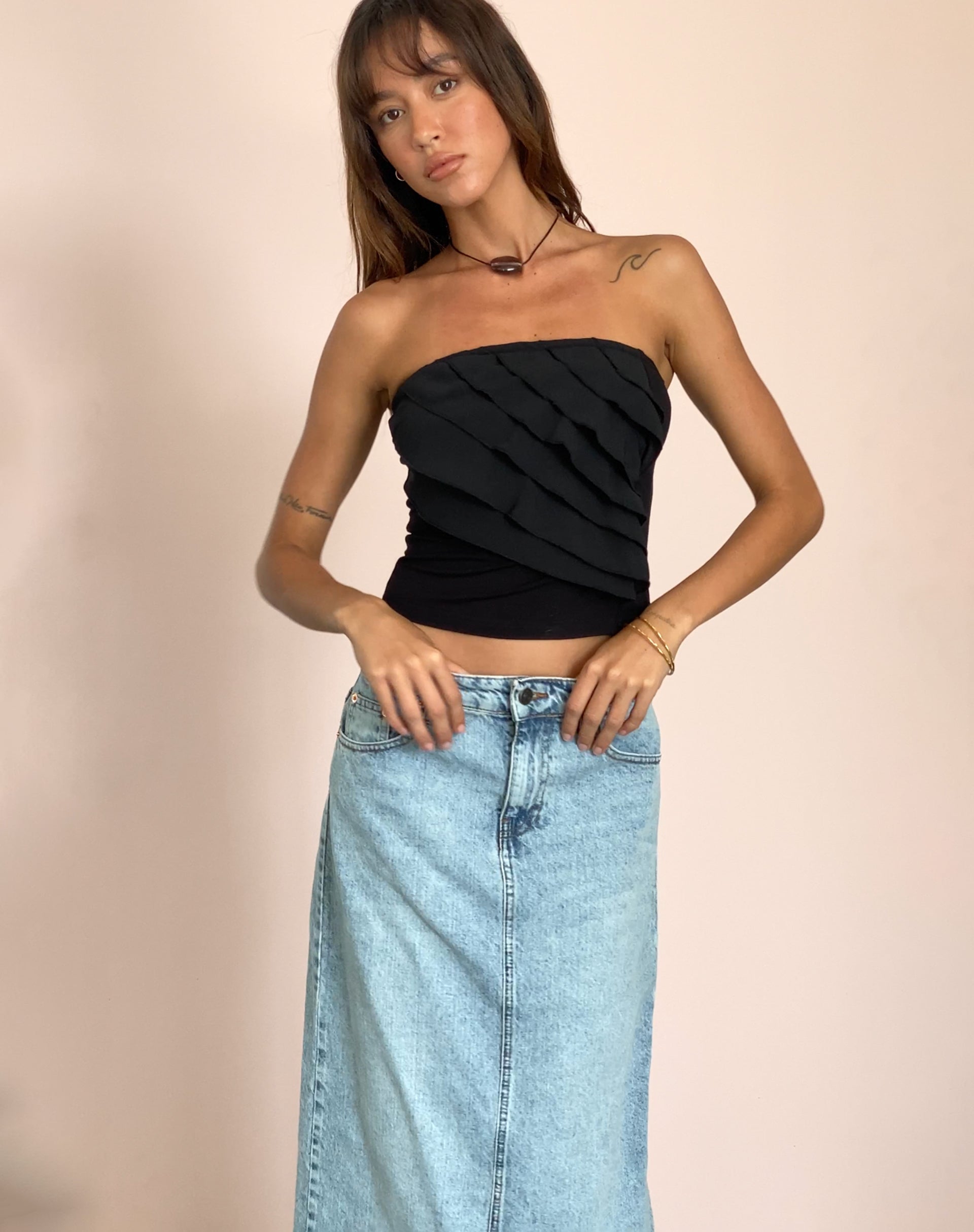 Bild von Wayan Ruffle Bandeau Top in Schwarz