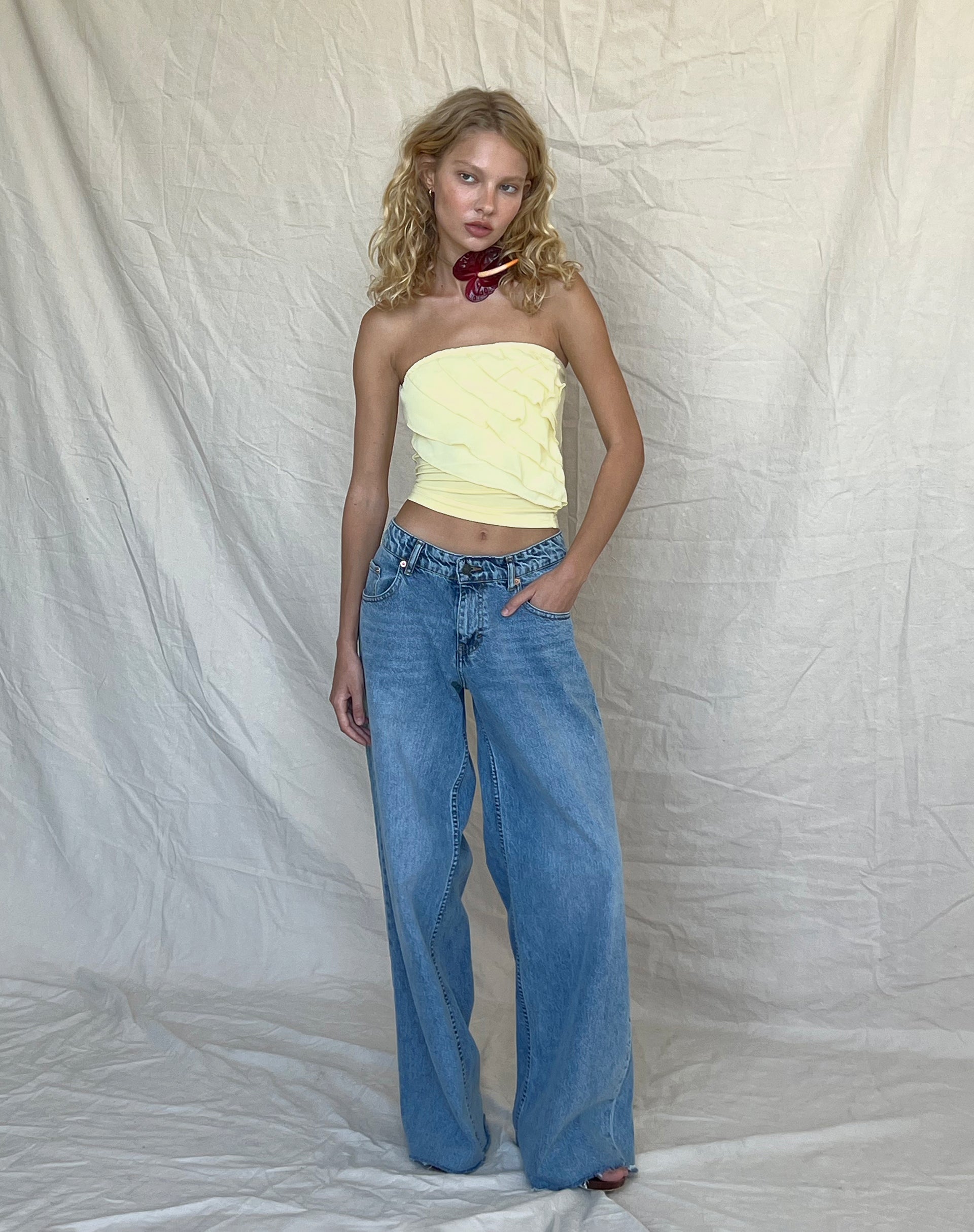 Bild von Wayan Ruffle Bandeau Top in Hellgelb