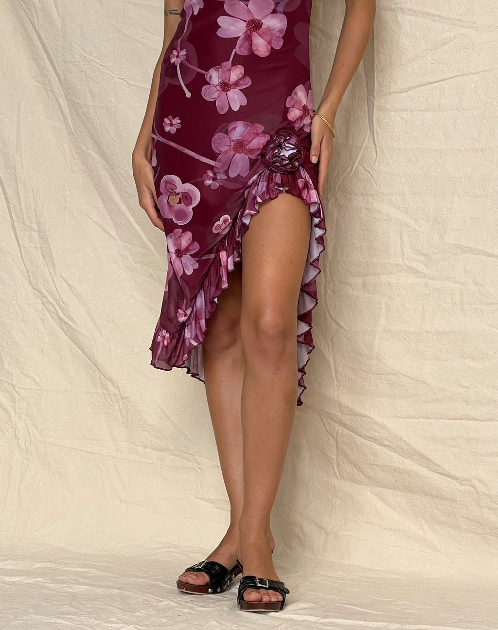Weti Bandeau-Minikleid mit Wasserfall-Saum in Watercolour Floral Berry