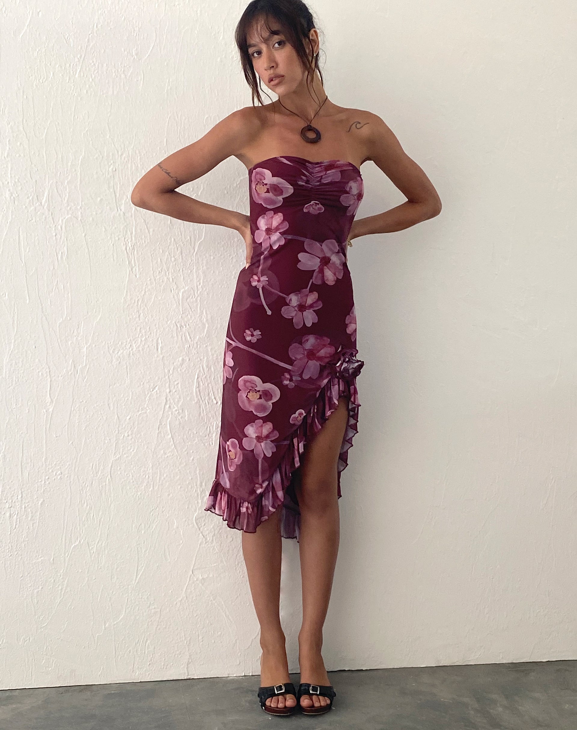 Image of Weti Bandeau-Minikleid mit Wasserfall-Saum in Watercolour Floral Berry
