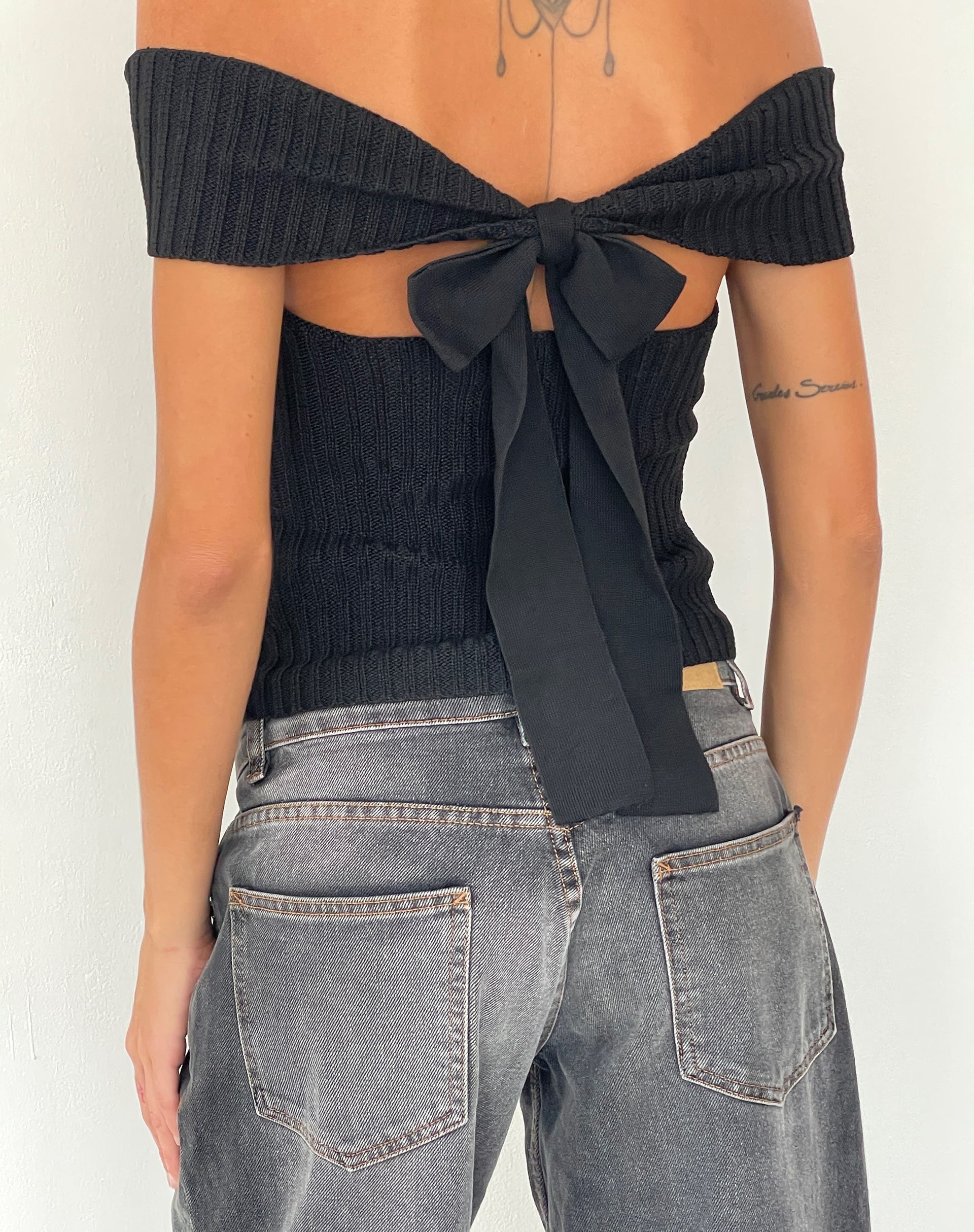 Image of Wilda Bardot Bow Back Top in Knit Schwarz