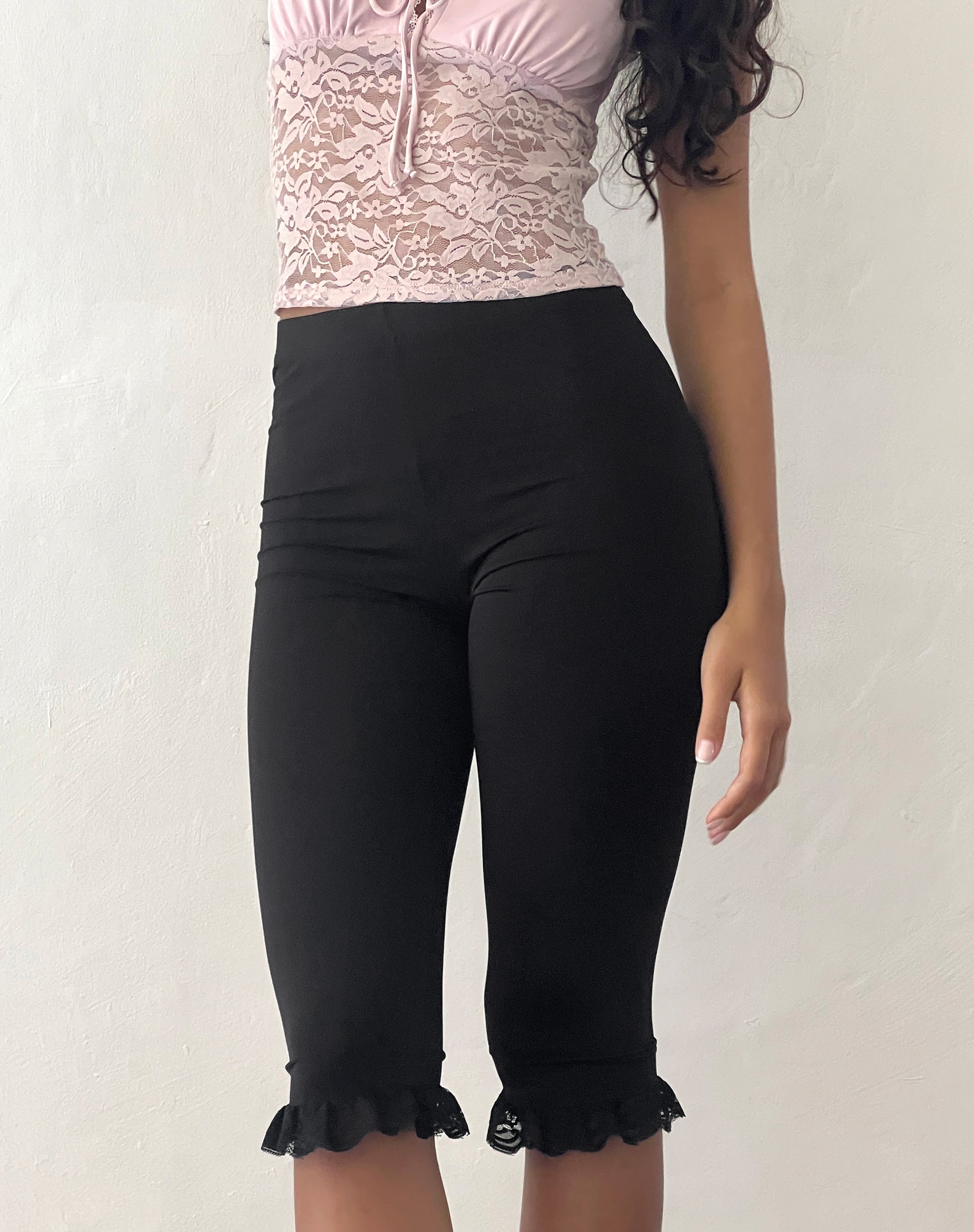 Image of Annika Spitze Rüschen Caprihose in Schwarz