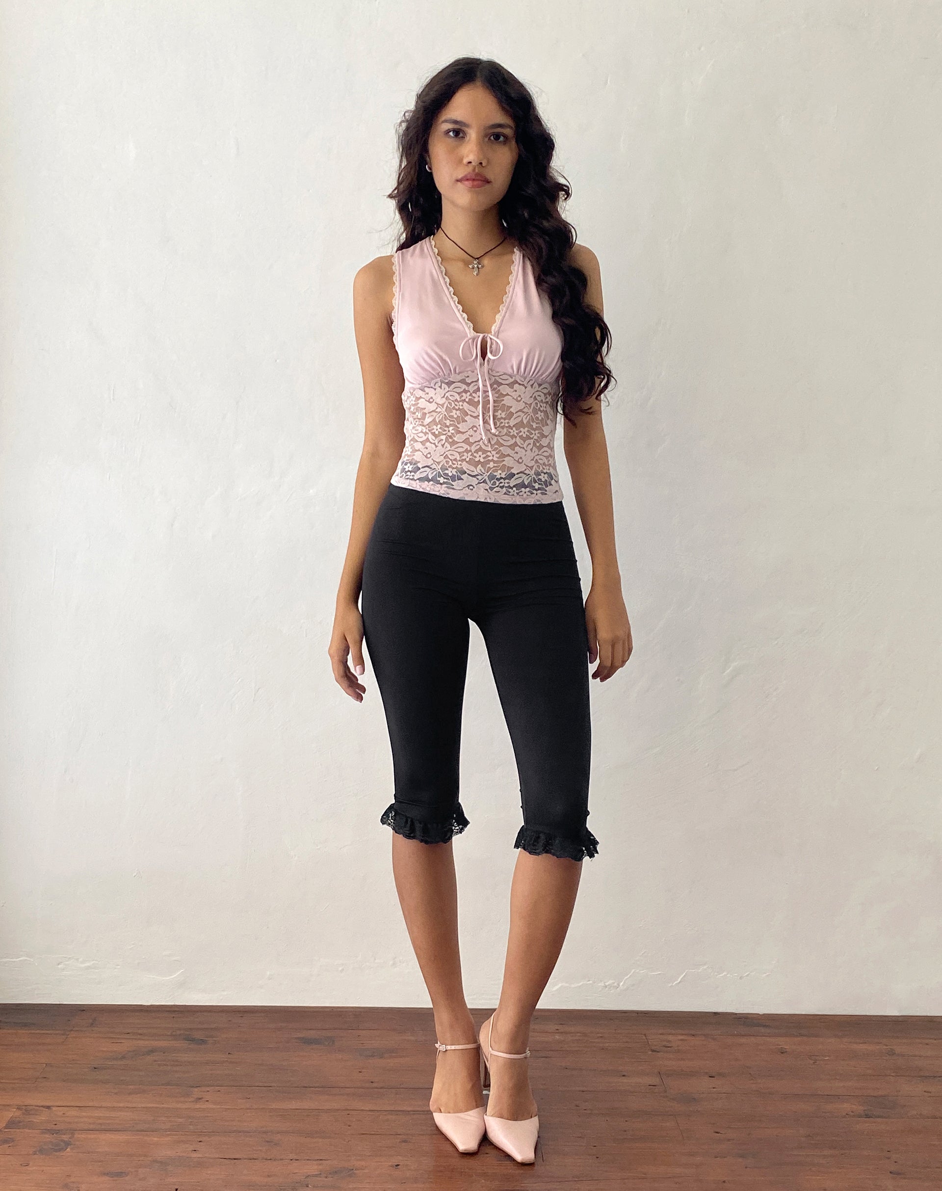 Image of Annika Spitze Rüschen Caprihose in Schwarz