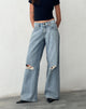 Bild von Ripped Roomy Extra Wide Low Rise Jean in Vintage Blue Wash
