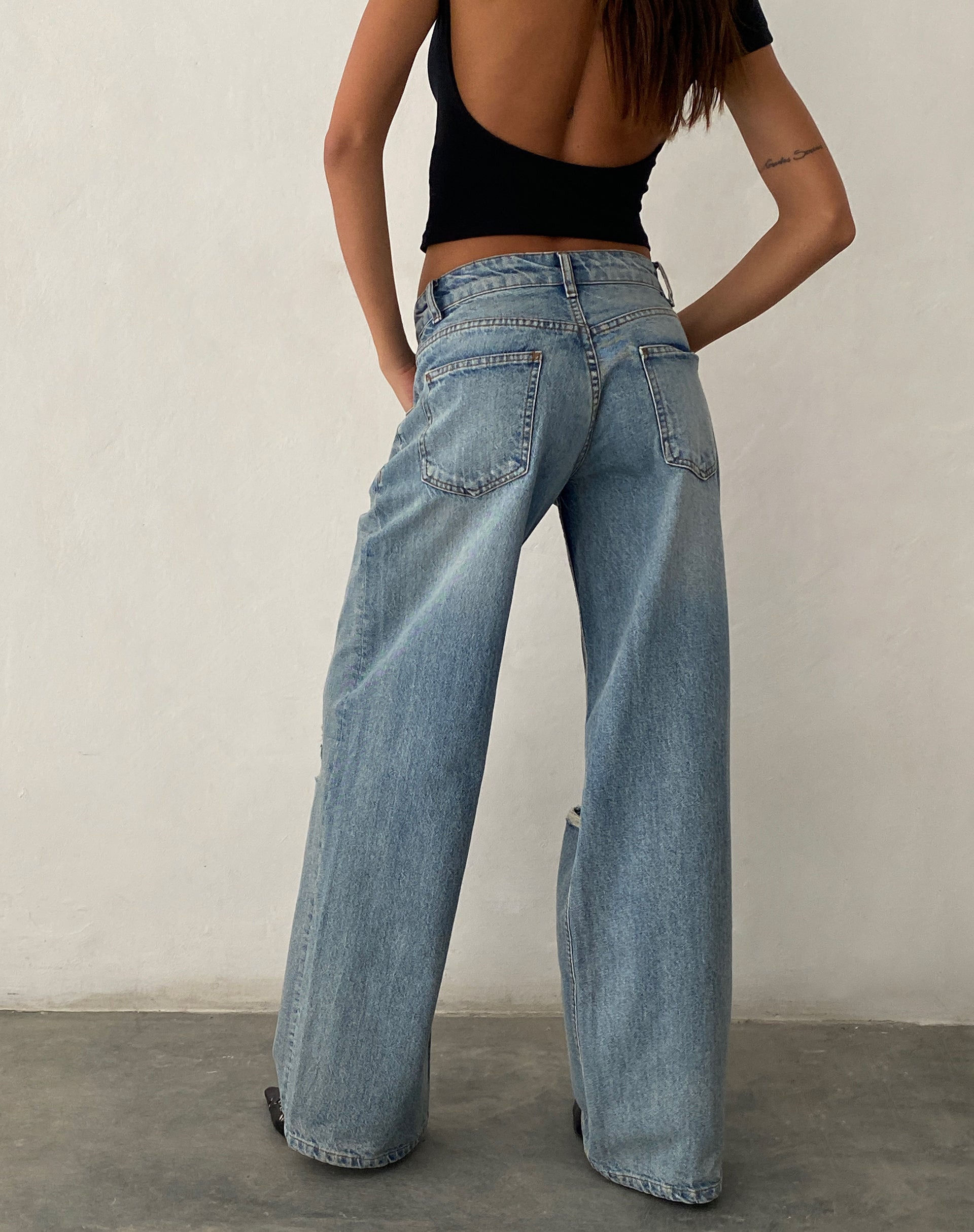 Bild von Ripped Roomy Extra Wide Low Rise Jean in Vintage Blue Wash