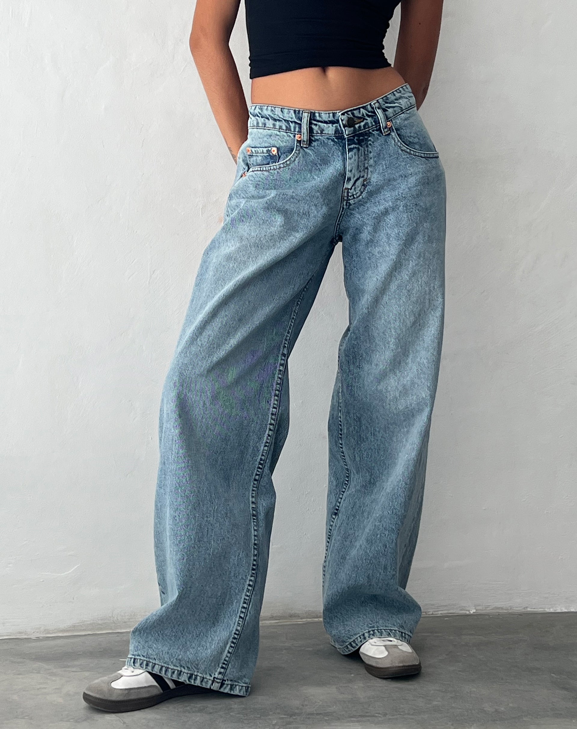 Bild von Roomy Extra Wide Low Rise Jeans in Vintage Blue Wash