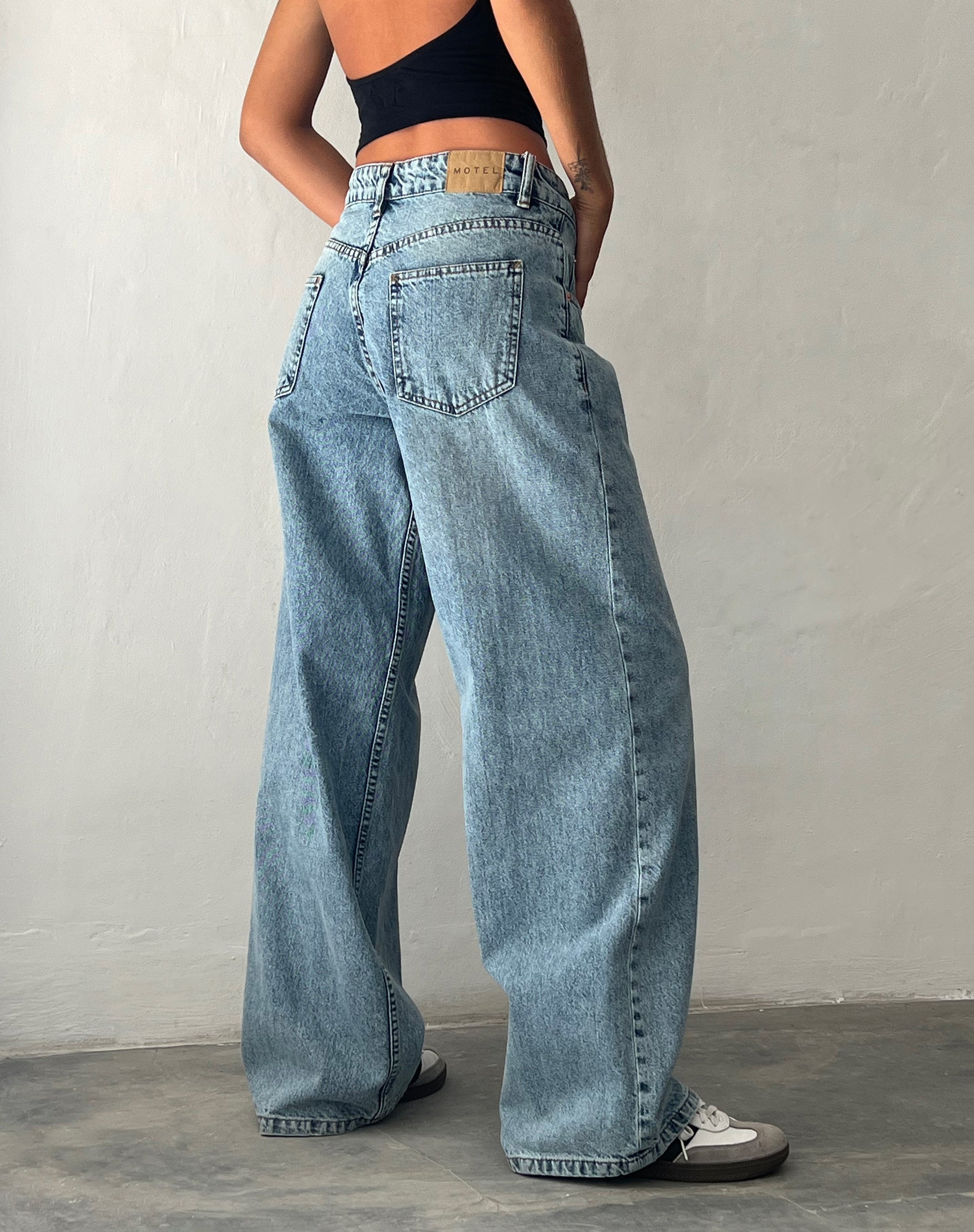 Bild von Roomy Extra Wide Low Rise Jeans in Vintage Blue Wash