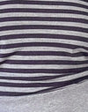 Grau und Schwarz gestreift