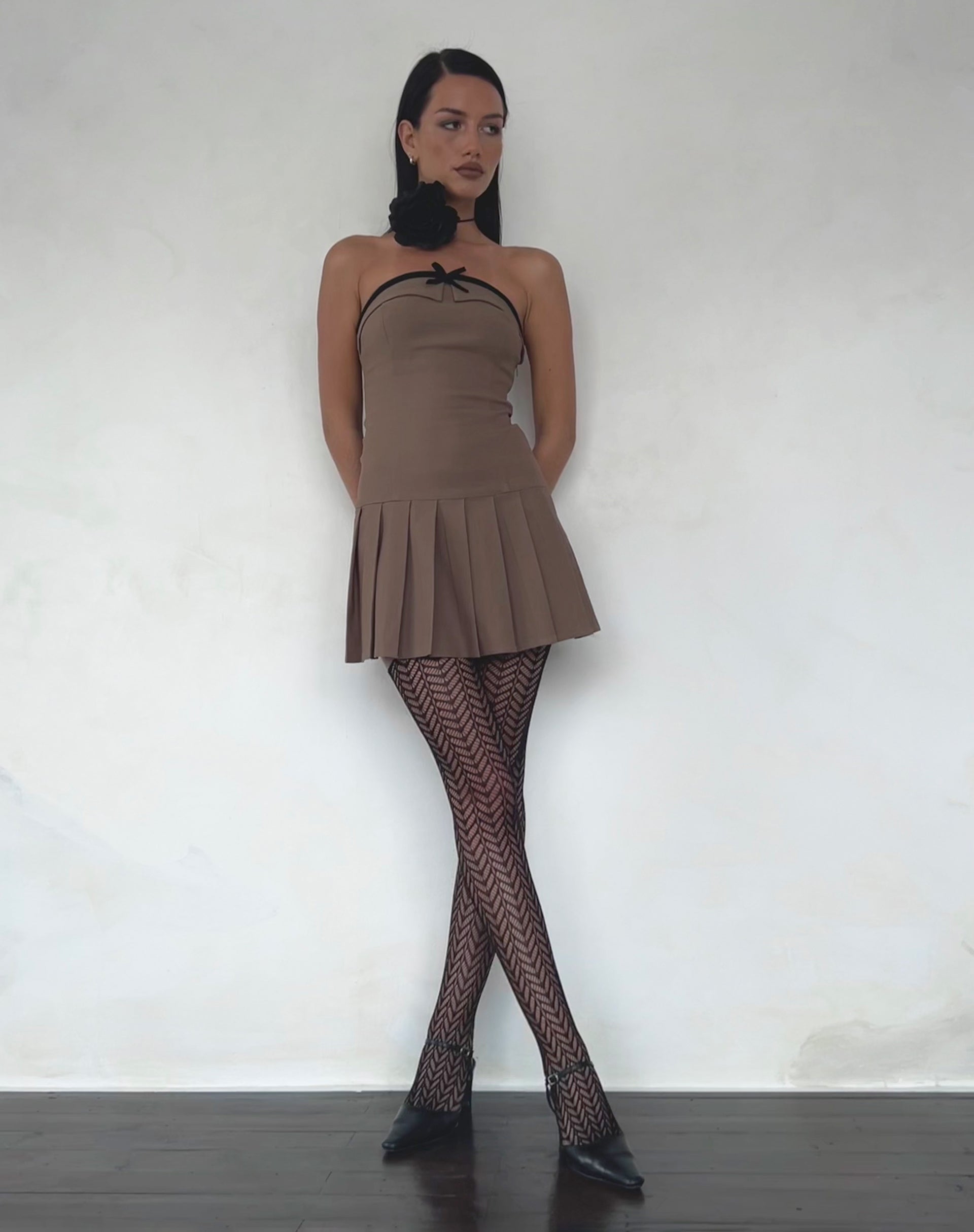 Bild von Yalua Bandeau-Minikleid in Coco mit schwarzer Schleife