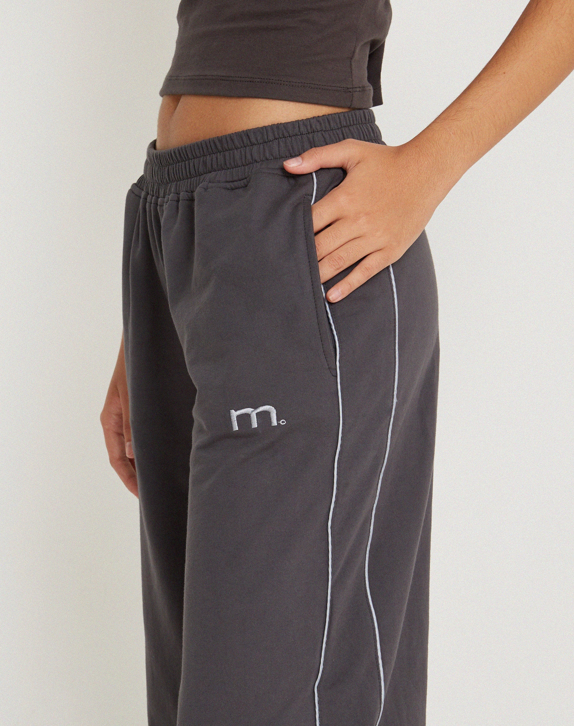 Abbildung der Benton Wide Leg Jogger in Beluga Grey