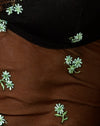 Schwarzer Gänseblümchen-Limetten-Stickerei