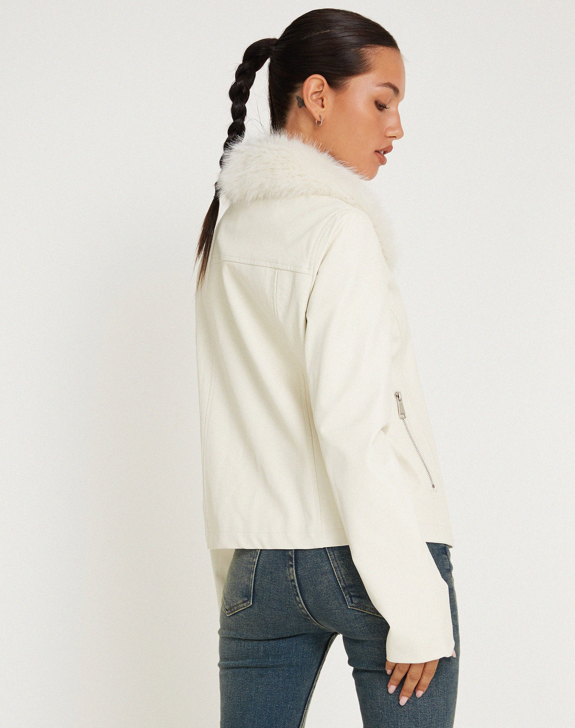 Abbildung der Yindo Zip Up Jacke in PU Weiß
