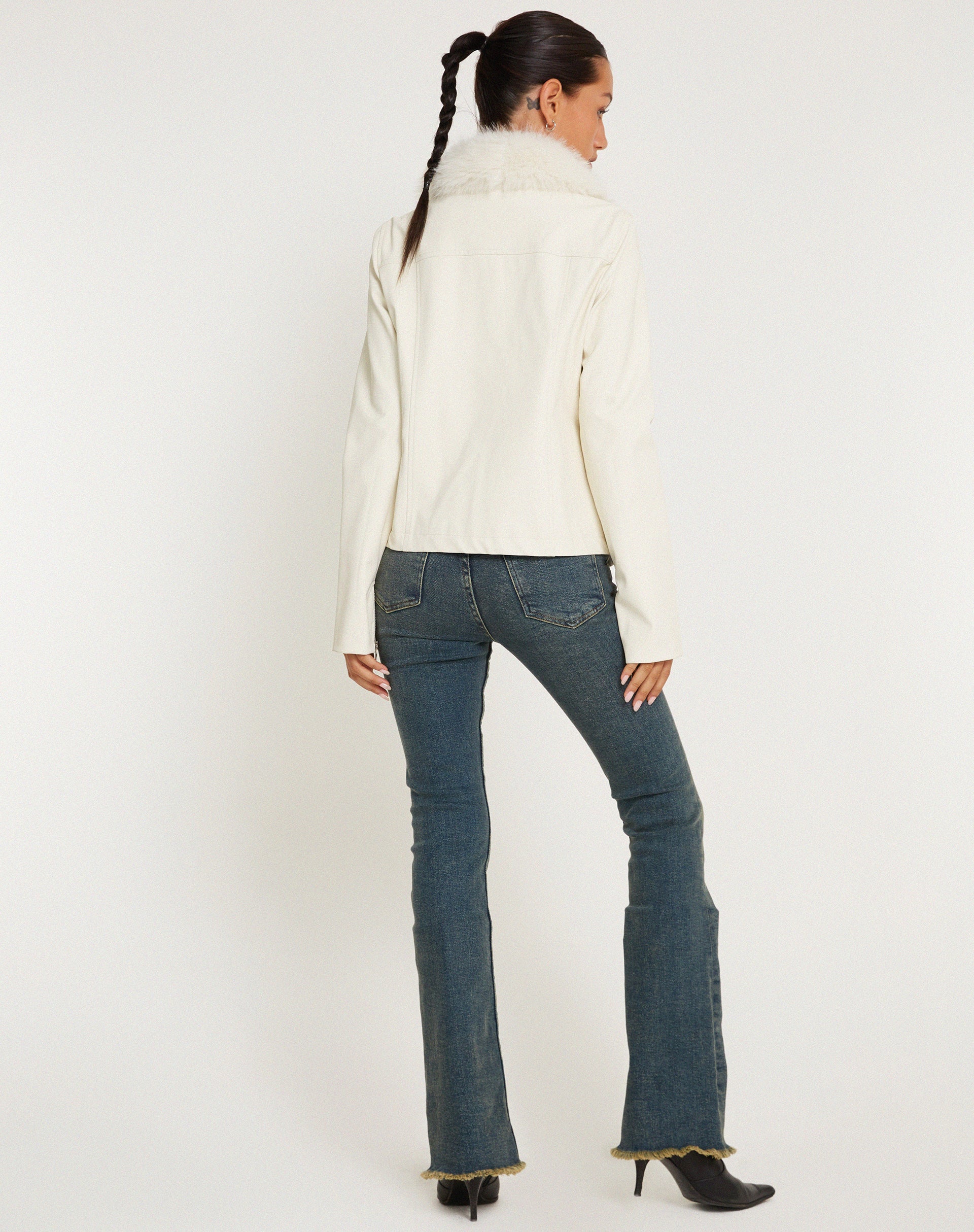 Abbildung der Yindo Zip Up Jacke in PU Weiß