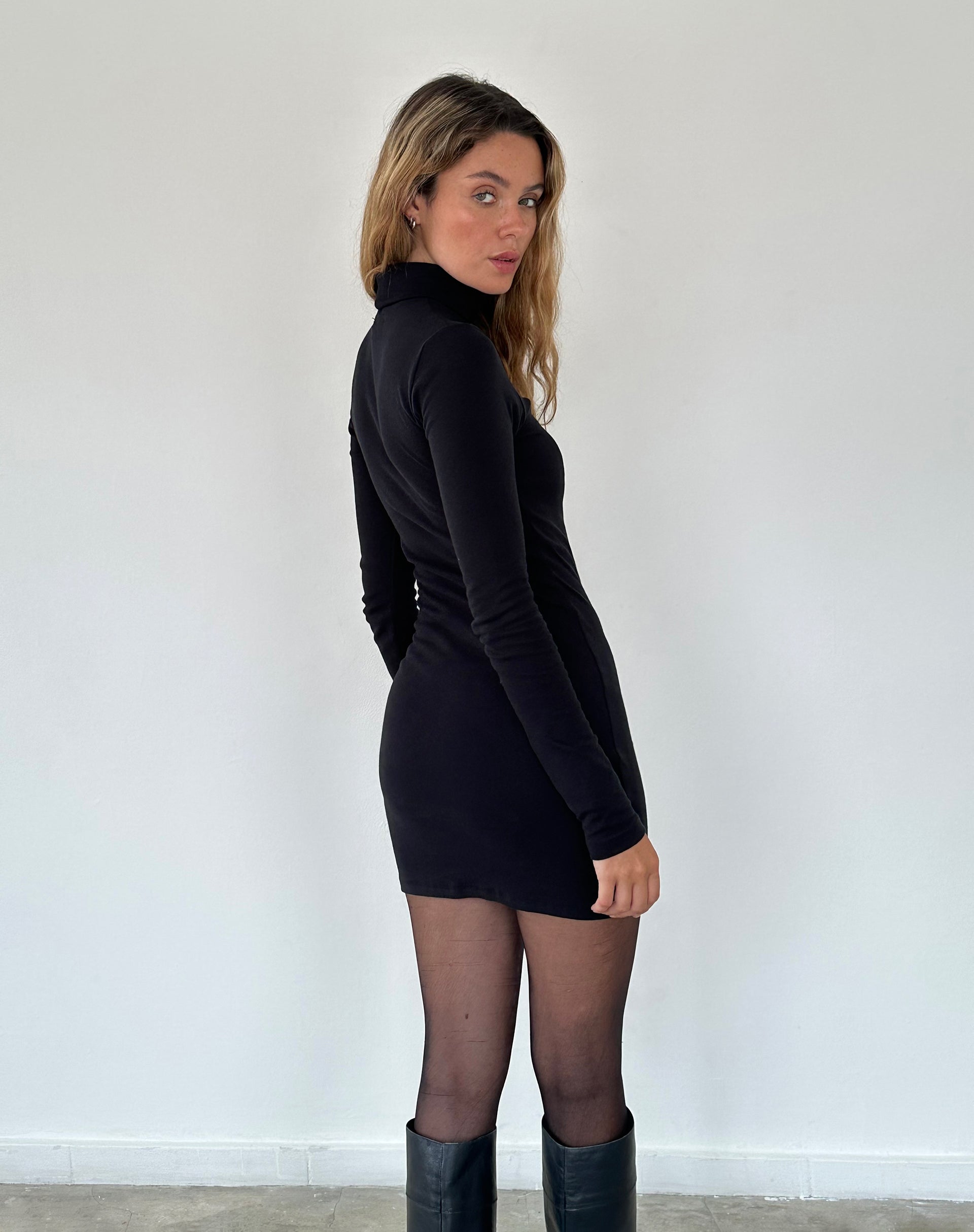 Image of Yrion Rollkragen-Bodycon-Minikleid in Schwarz