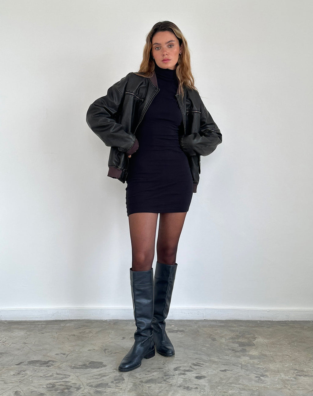 Yrion Bodycon-Minikleid mit Rollkragen in Schwarz
