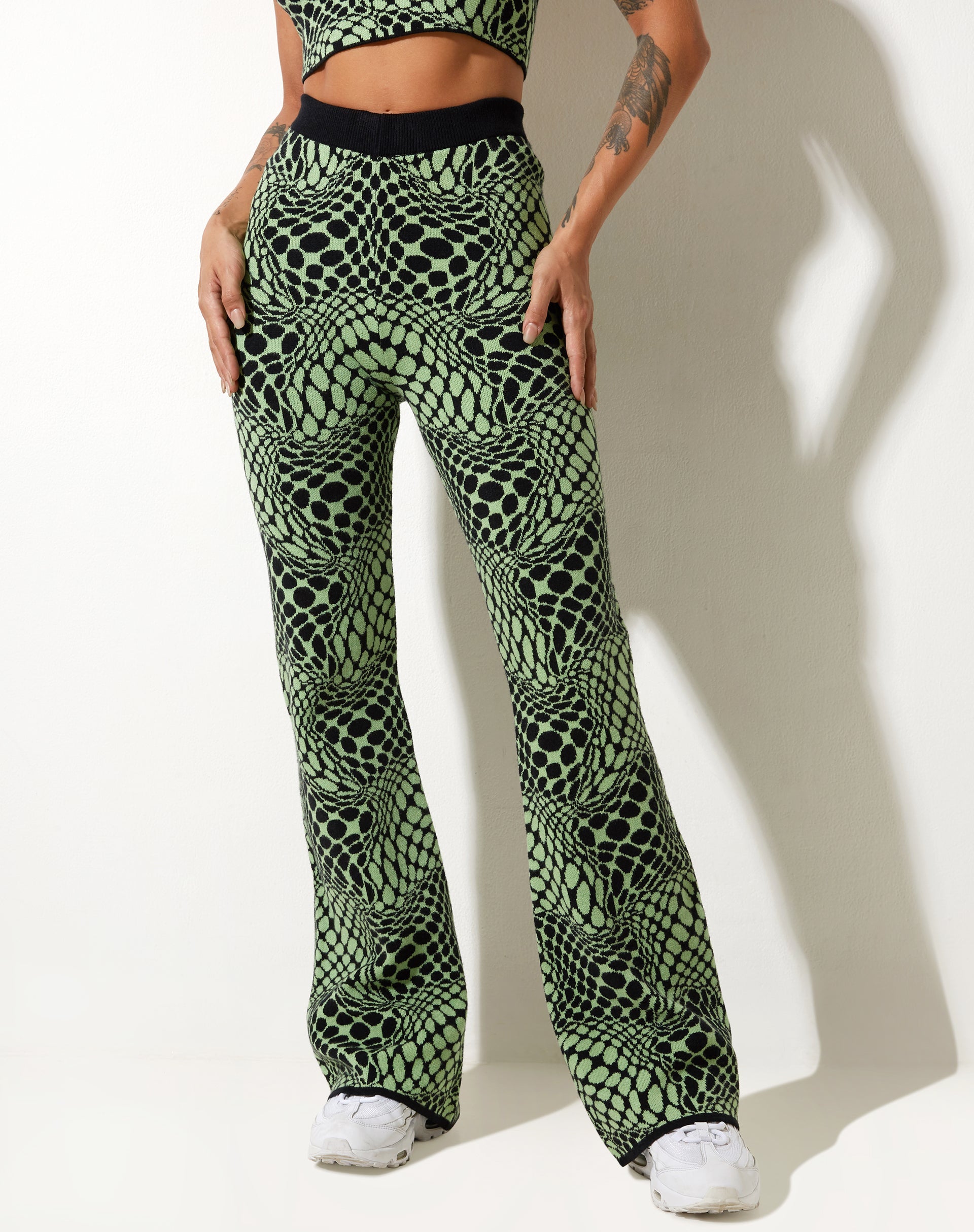 Abbildung der Yuana Hose in Geo Polka Arcadian Green