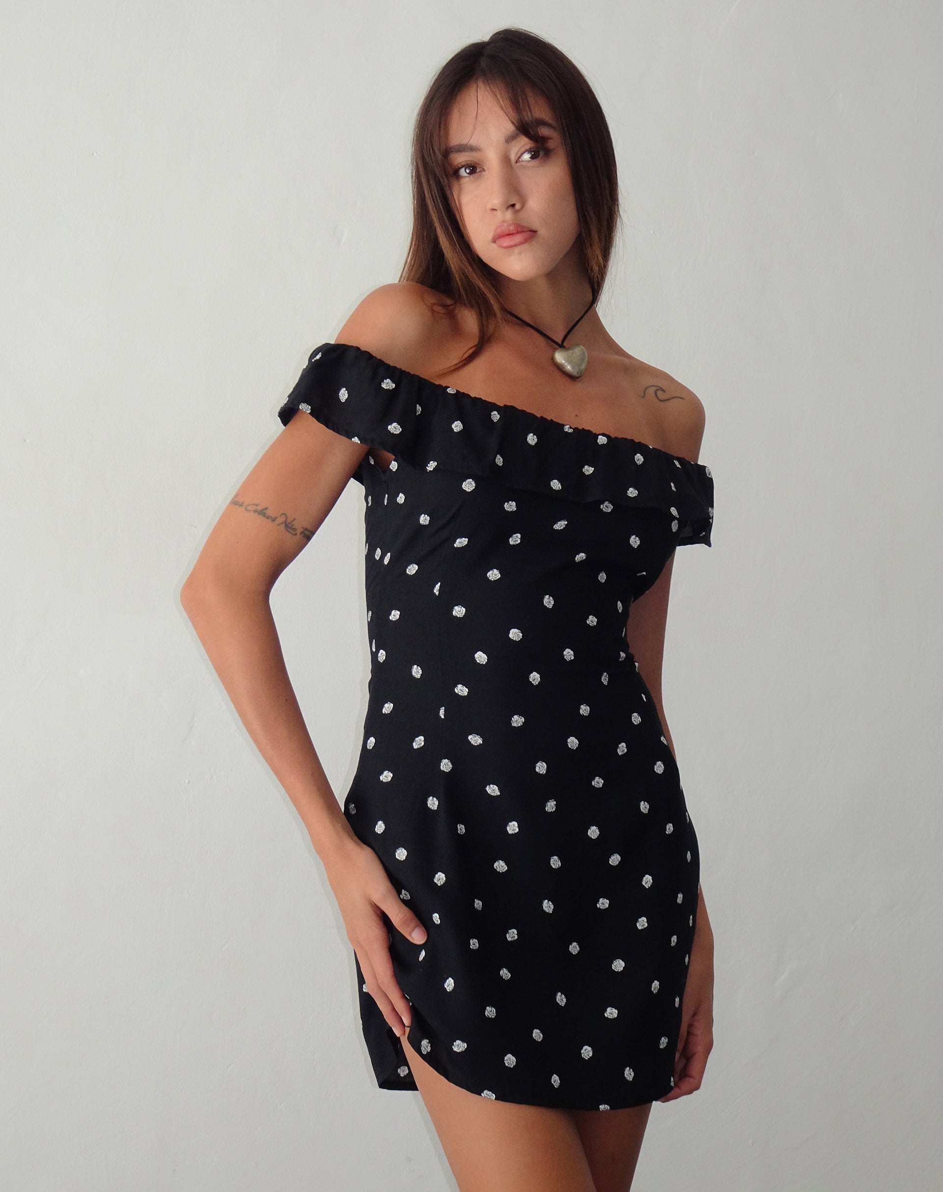 Bild von Yudia Bardot Mini Dress in Ditsy Rose Schwarz
