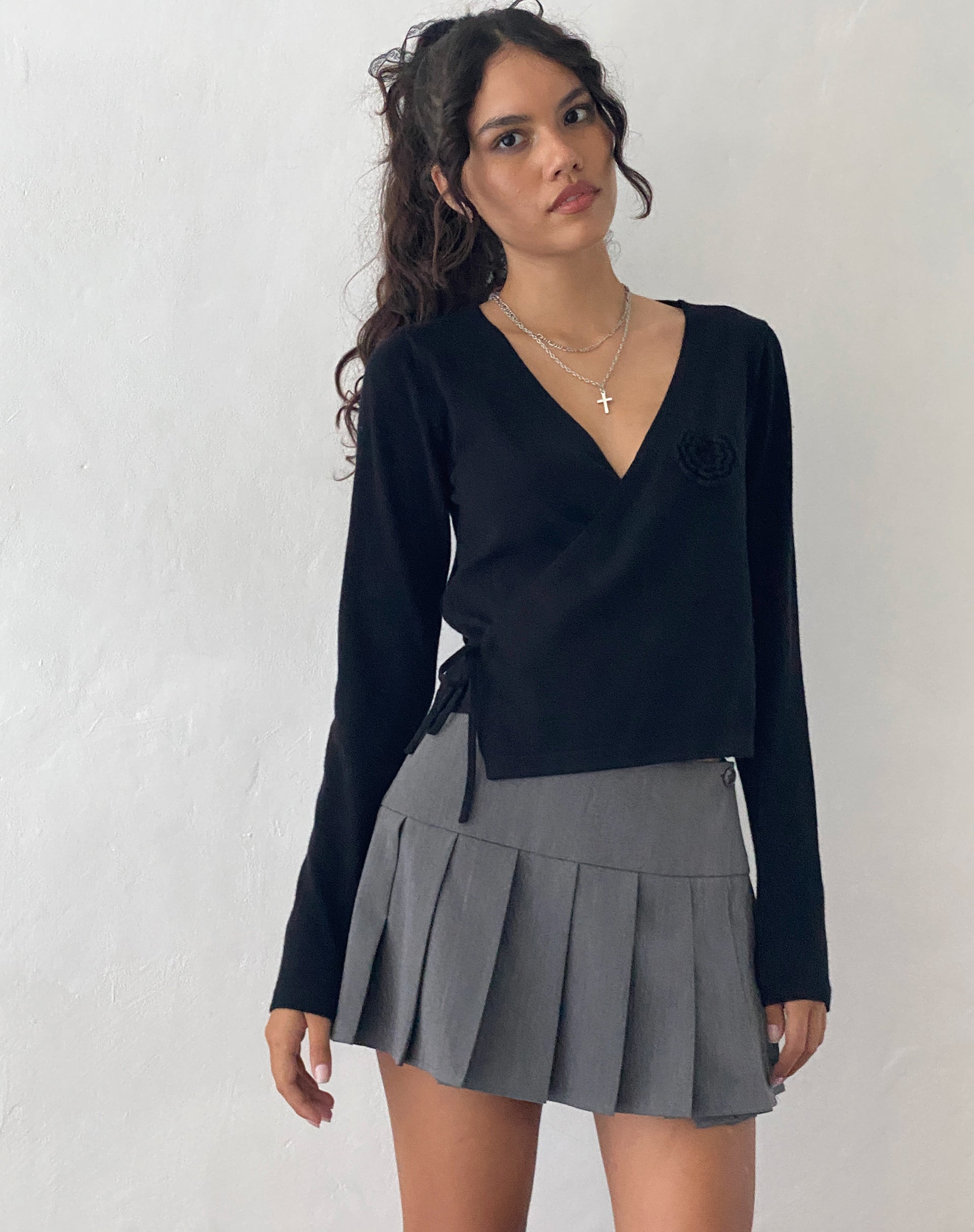 image of Zelda Gestrickte Wickeljacke in Schwarz mit Rosette
