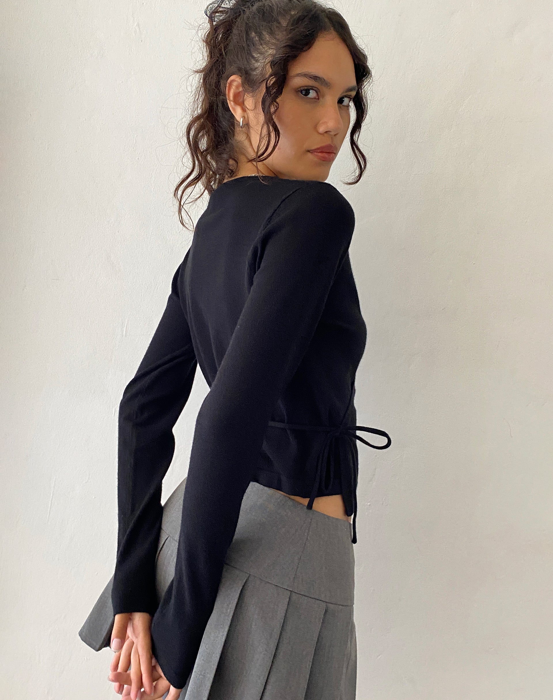 image of Zelda Gestrickte Wickeljacke in Schwarz mit Rosette