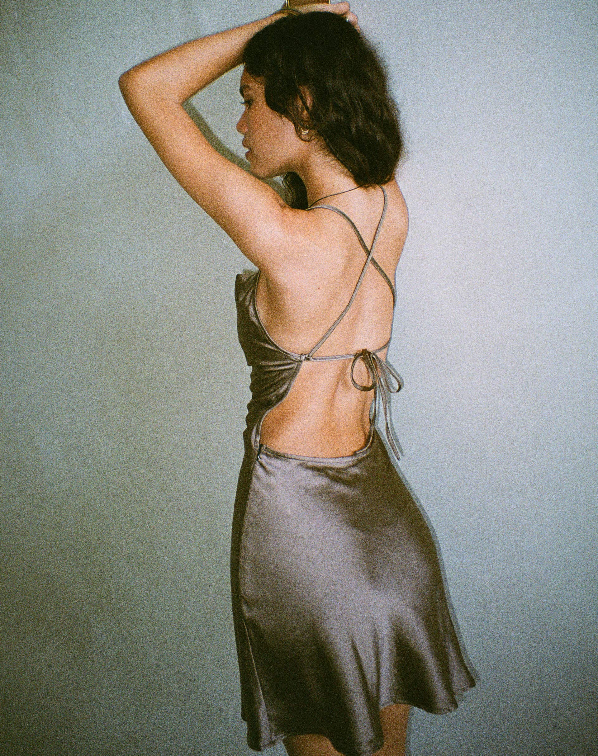 Abbildung: Zenita Minikleid aus Satin in Dunkel-Olive