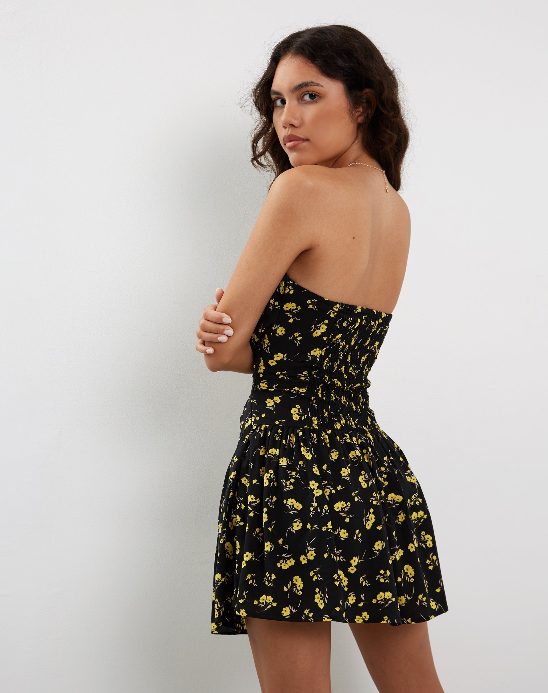 Image of Zhao Bandeau-Minikleid in Butterblume Schwarz und Gelb