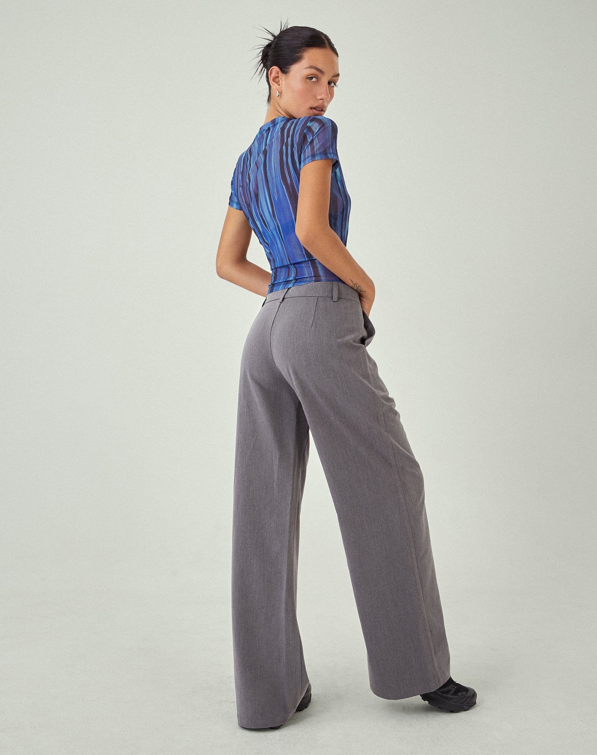 Bild von MOTEL X JACQUIE Zorani Kurzarm-Top in Farbe Bleed Blue