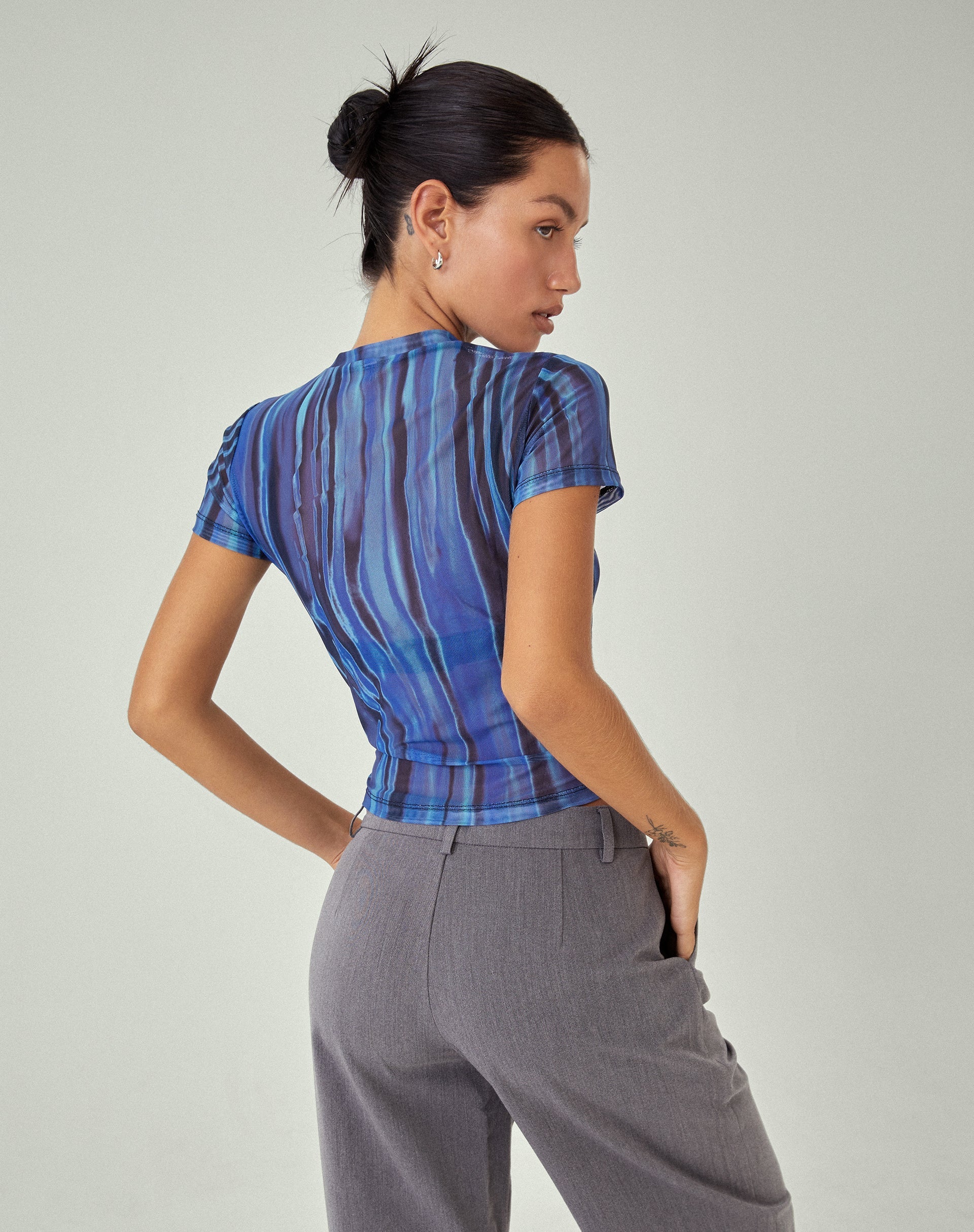 Bild von MOTEL X JACQUIE Zorani Kurzarm-Top in Farbe Bleed Blue