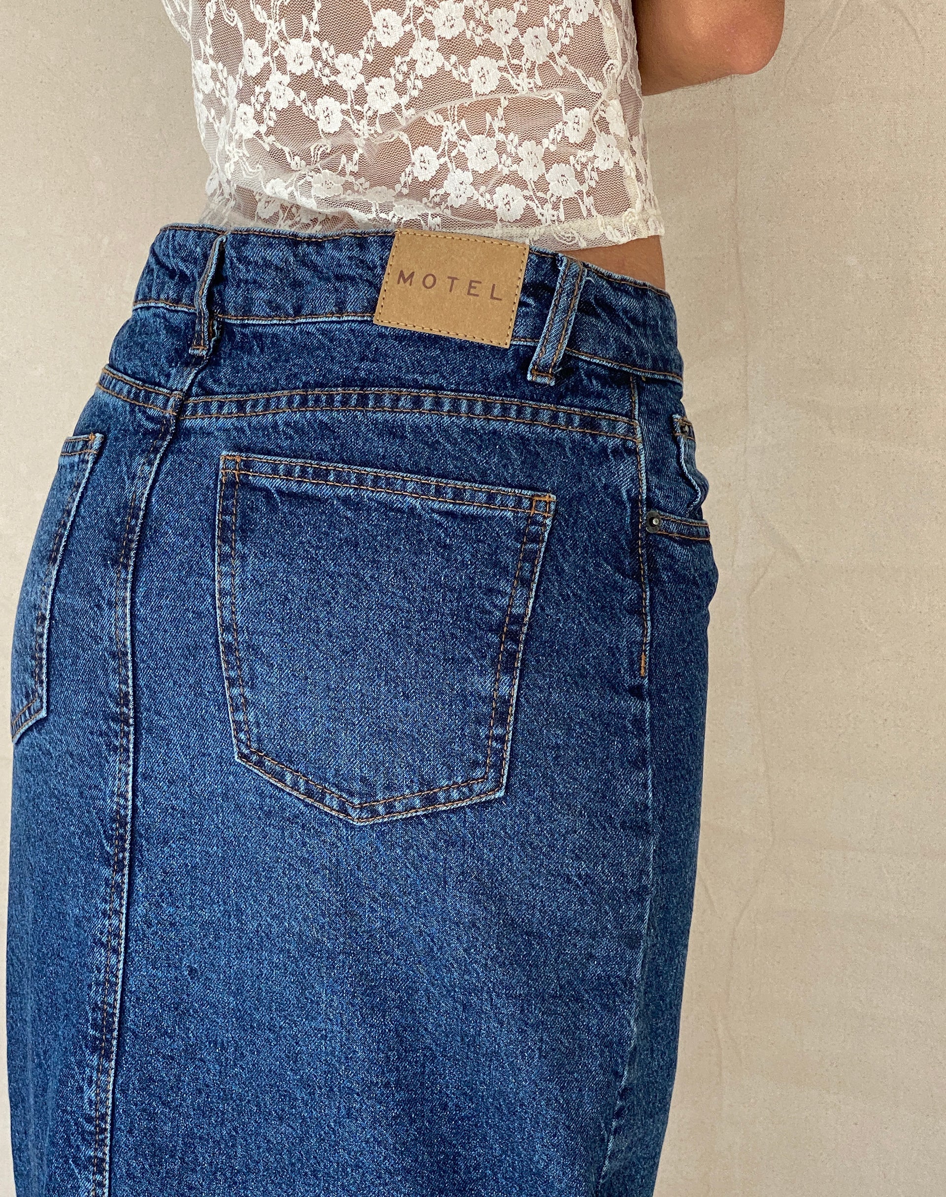 Bild von Low Rise Denim Maxirock in Mid Blue Used