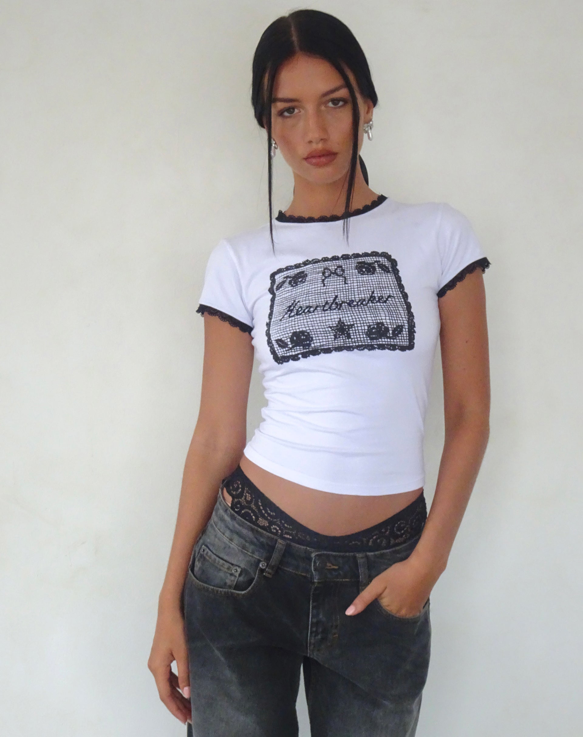 Bild von Zyzy Baby Tee in Weiß mit Heartbreaker Druck