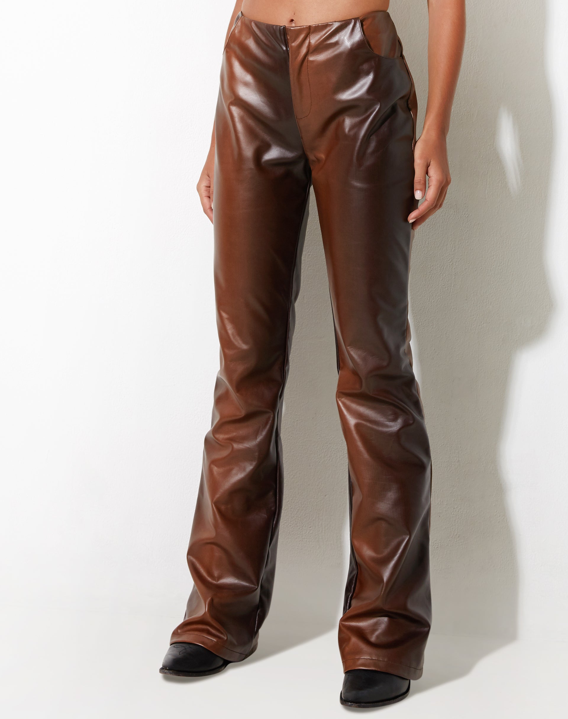 Abbildung der Zakiya Hose in PU Ombre Brown