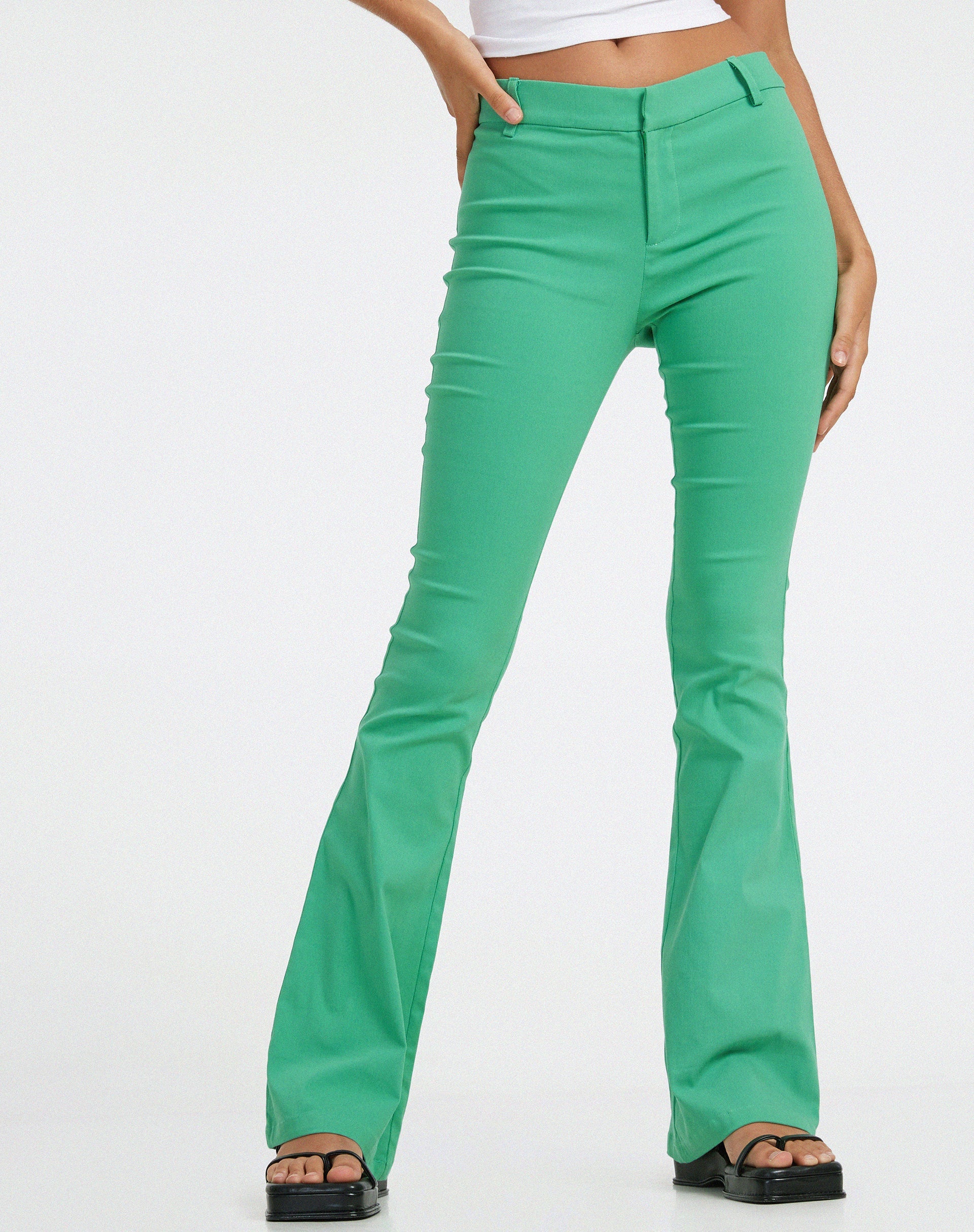Abbildung der Jopanka Hose mit ausgestelltem Bein in Tailoring Green