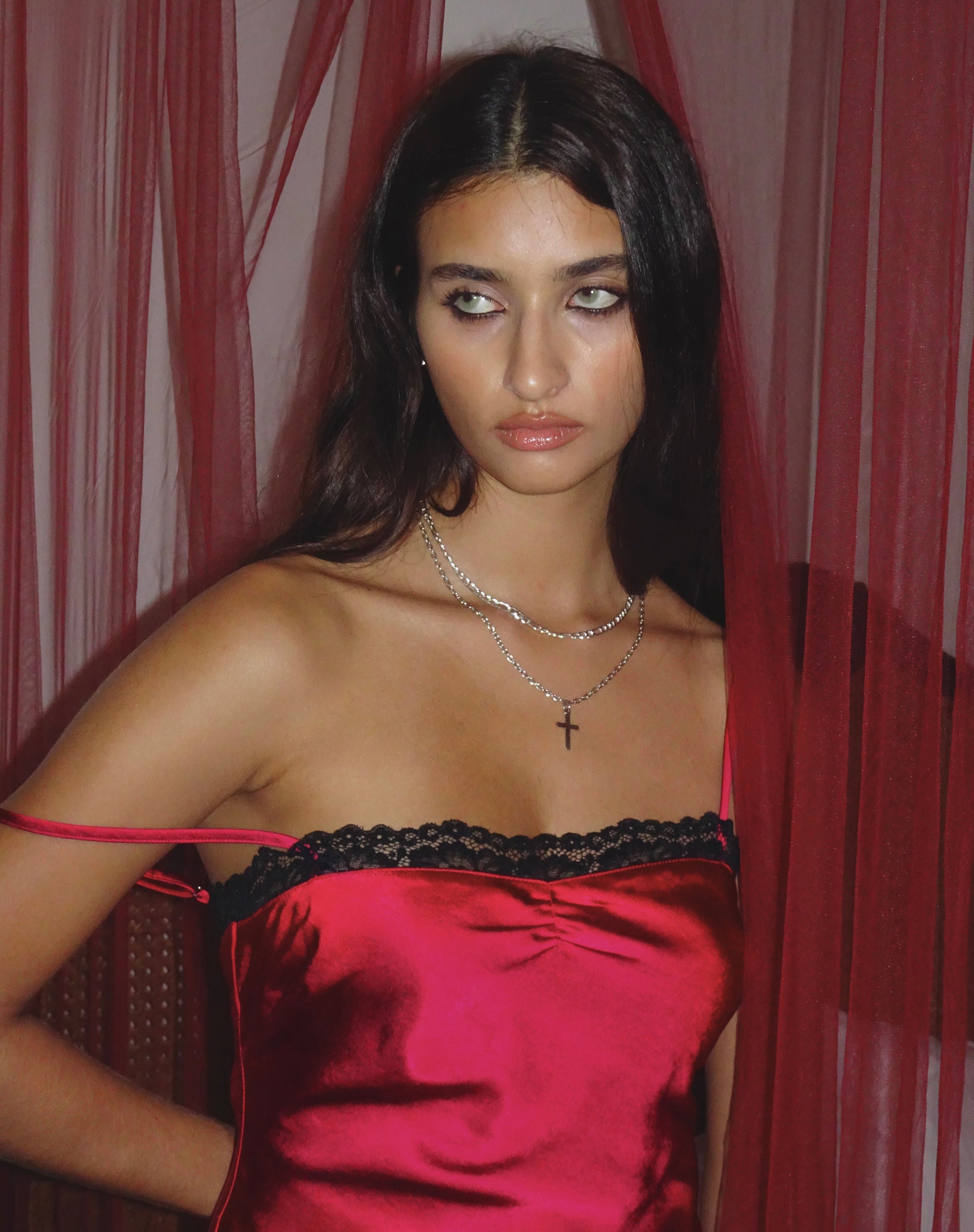 Image of Larna Satin-Minikleid in Rot mit schwarzem Spitzenbesatz