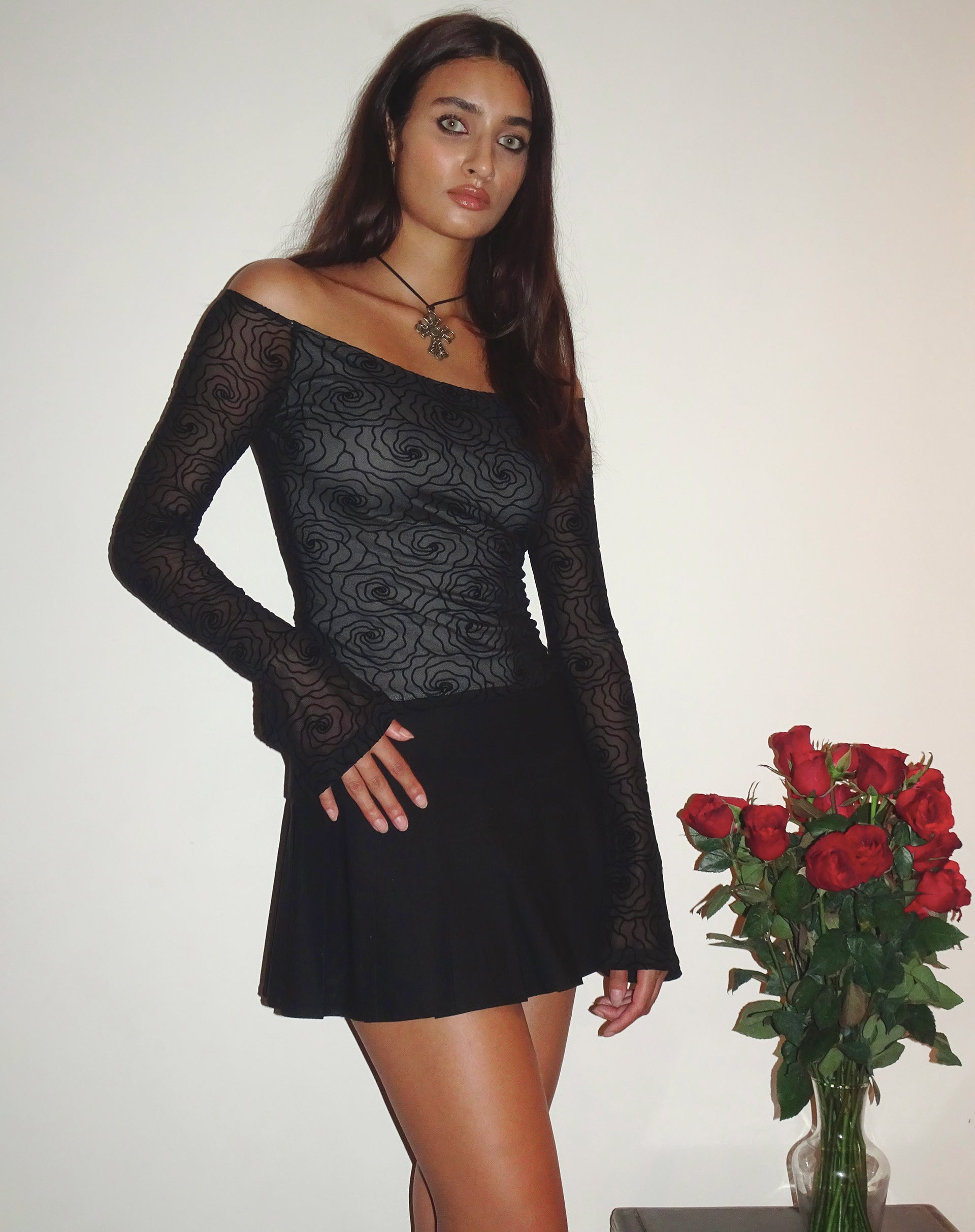 Image of Neira Bardot-Top mit langen Ärmeln aus Mesh in Schwarz Abstrakter Blumenflock