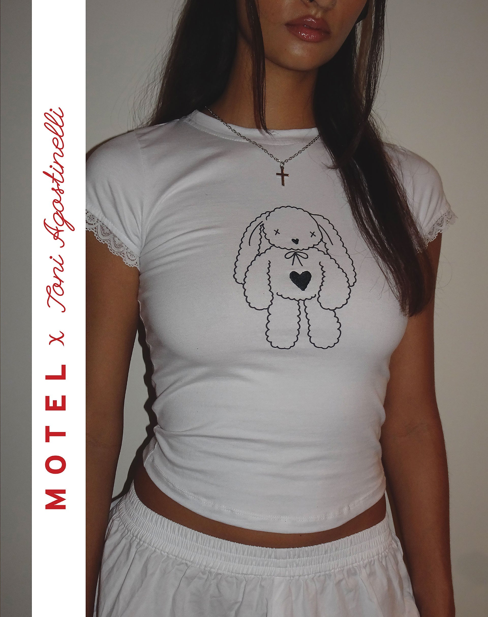 Bild von MOTEL X Toni Agost Tattoo Izzy Tee in Weiß mit Herz-Hasen-Motiv