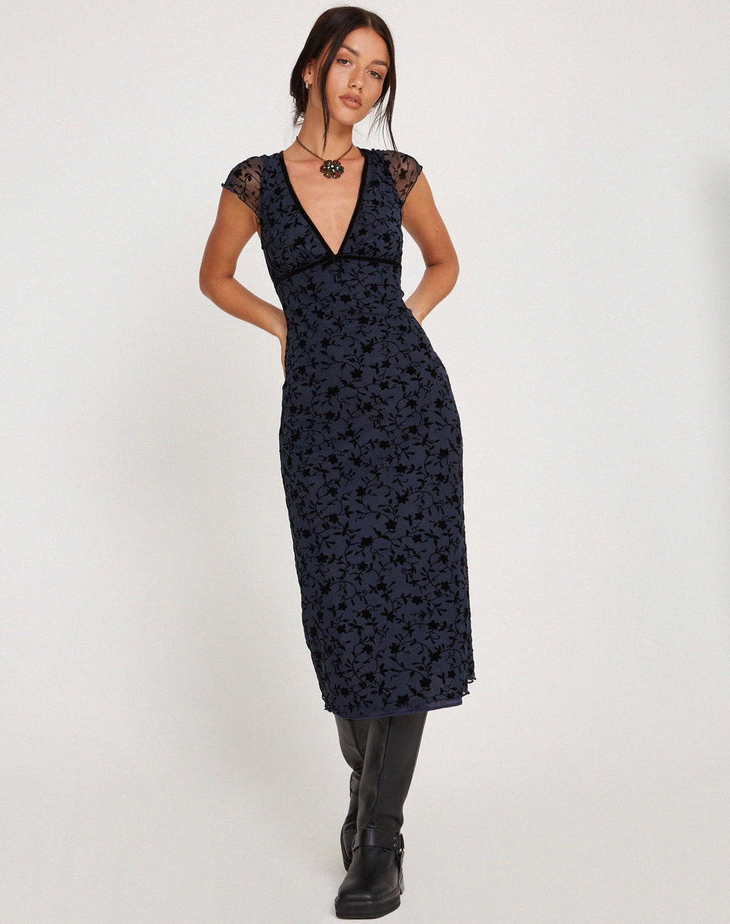 Vilinia Midikleid in Pretty Petal Flock Schwarz