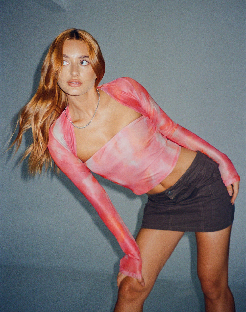 Kouna Bandeau Crop Top und Shrug Set in abstraktem verschwommenem Rosa