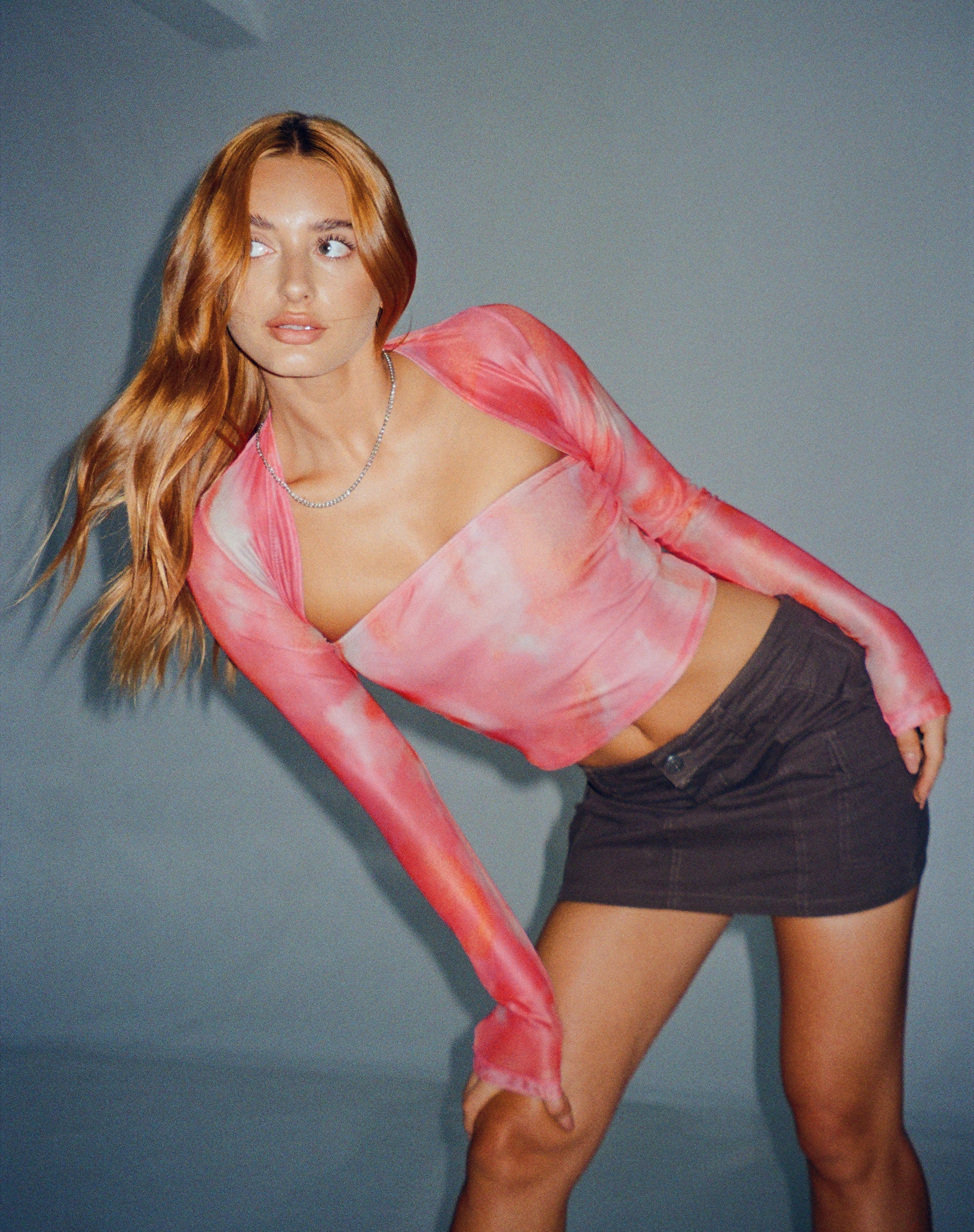 Bild von Kouna Bandeau Crop Top und Shrug Set in abstraktem verschwommenem Rosa