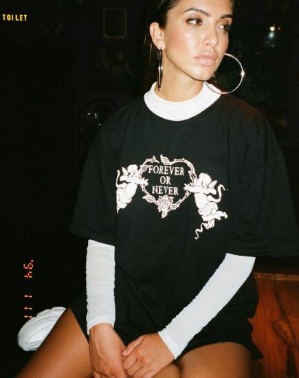 Bild von Sunny Kiss Tee in Schwarz Forever or Never