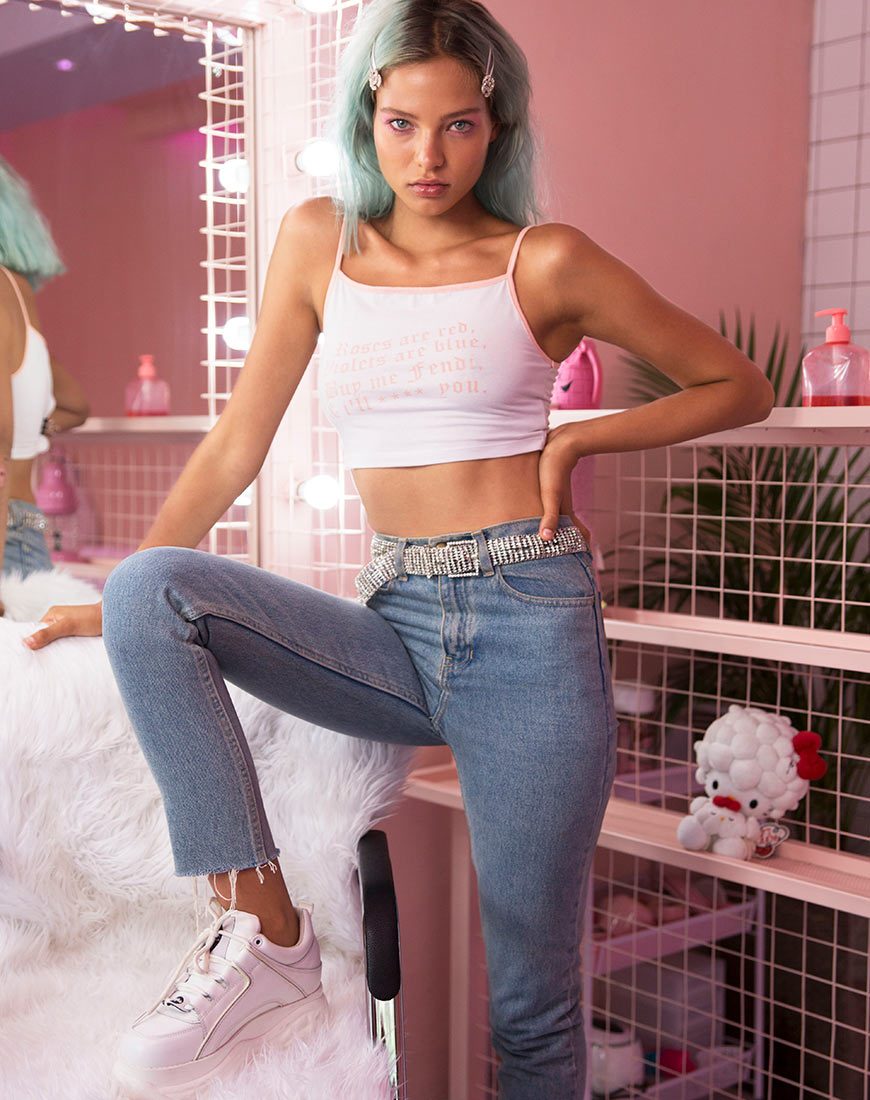 Bild von Kamla Crop Top in Weiß mit Roses Are Red Text X Top Girl