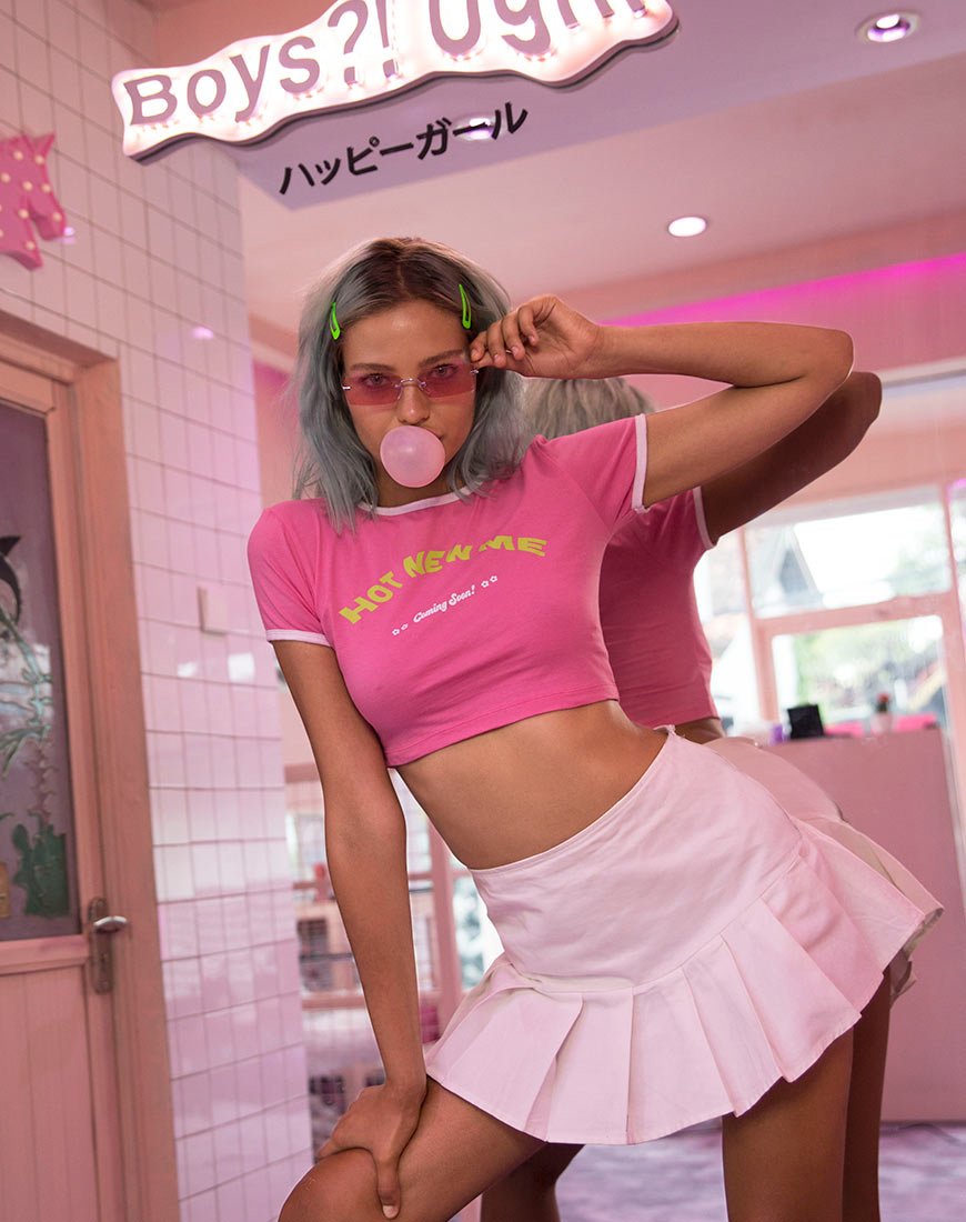 Mandita Crop Top in leuchtendem Pink mit Hot New Me Text X Top Girl