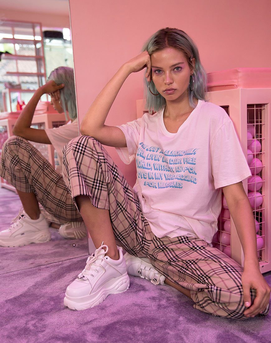 Bild von Oversize Basic Tee in Soft Pink mit Almond Milk Girl Text X Top Girl