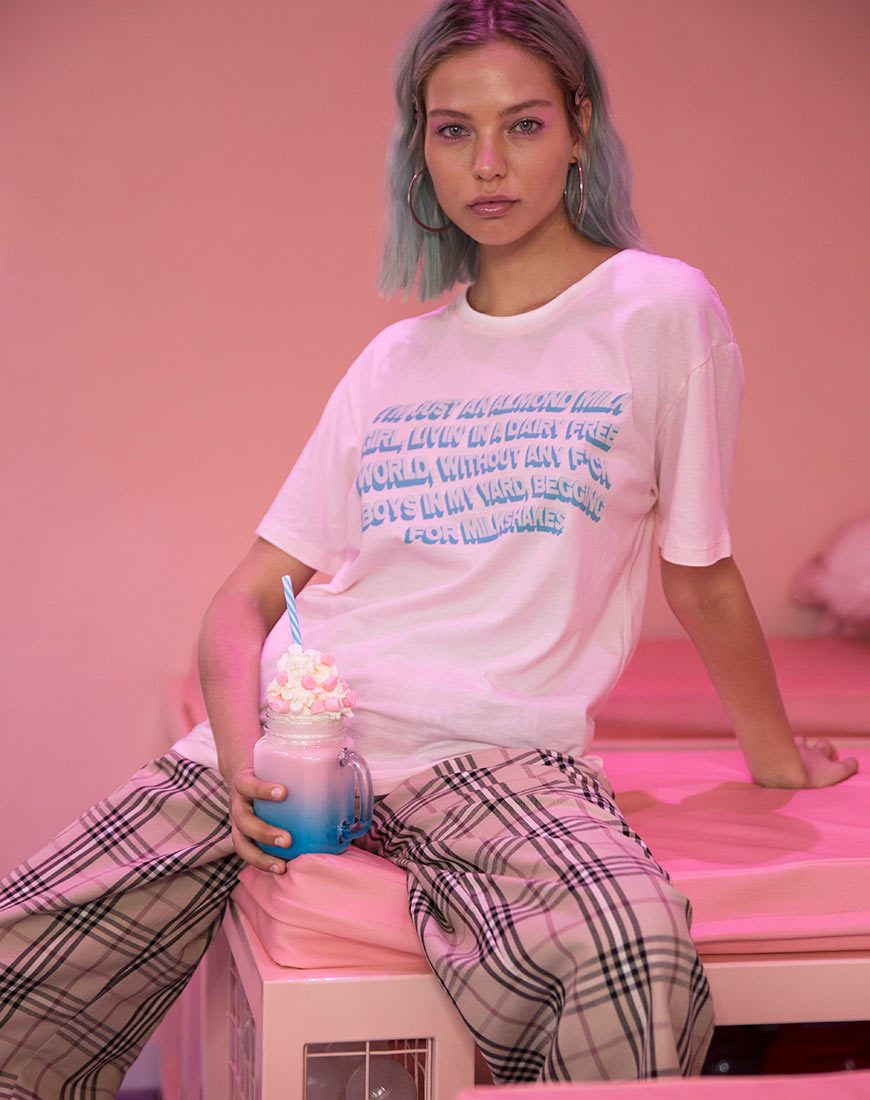 Bild von Oversize Basic Tee in Soft Pink mit Almond Milk Girl Text X Top Girl