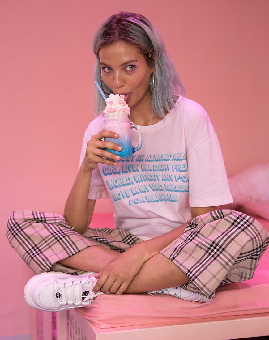 Bild von Oversize Basic Tee in Soft Pink mit Almond Milk Girl Text X Top Girl
