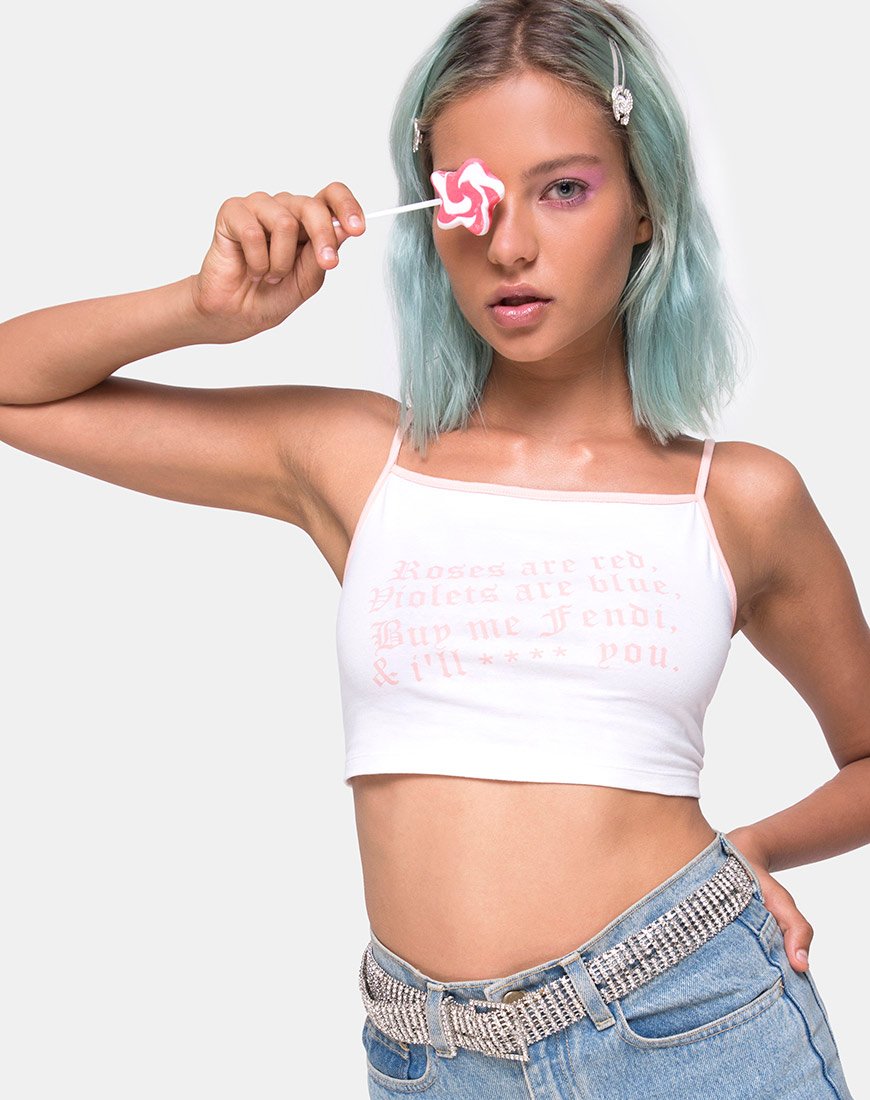 Bild von Kamla Crop Top in Weiß mit Roses Are Red Text X Top Girl