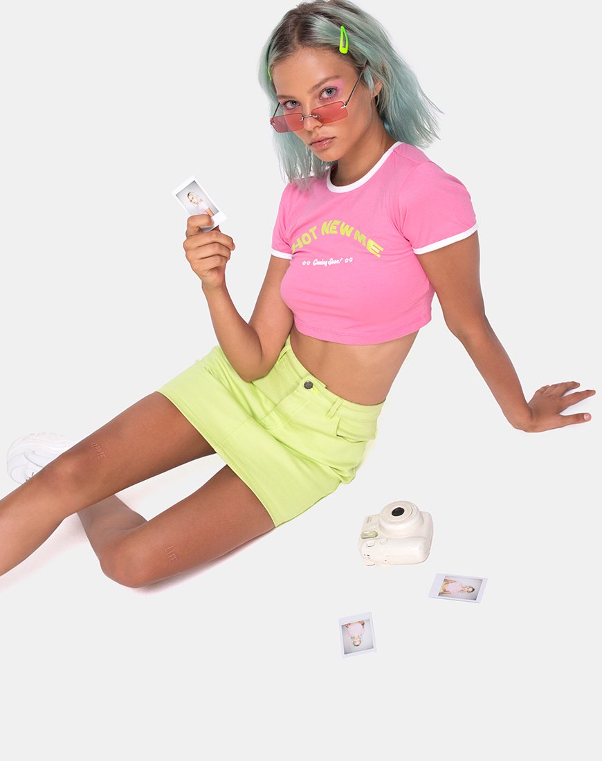 Mandita Crop Top in leuchtendem Pink mit Hot New Me Text X Top Girl
