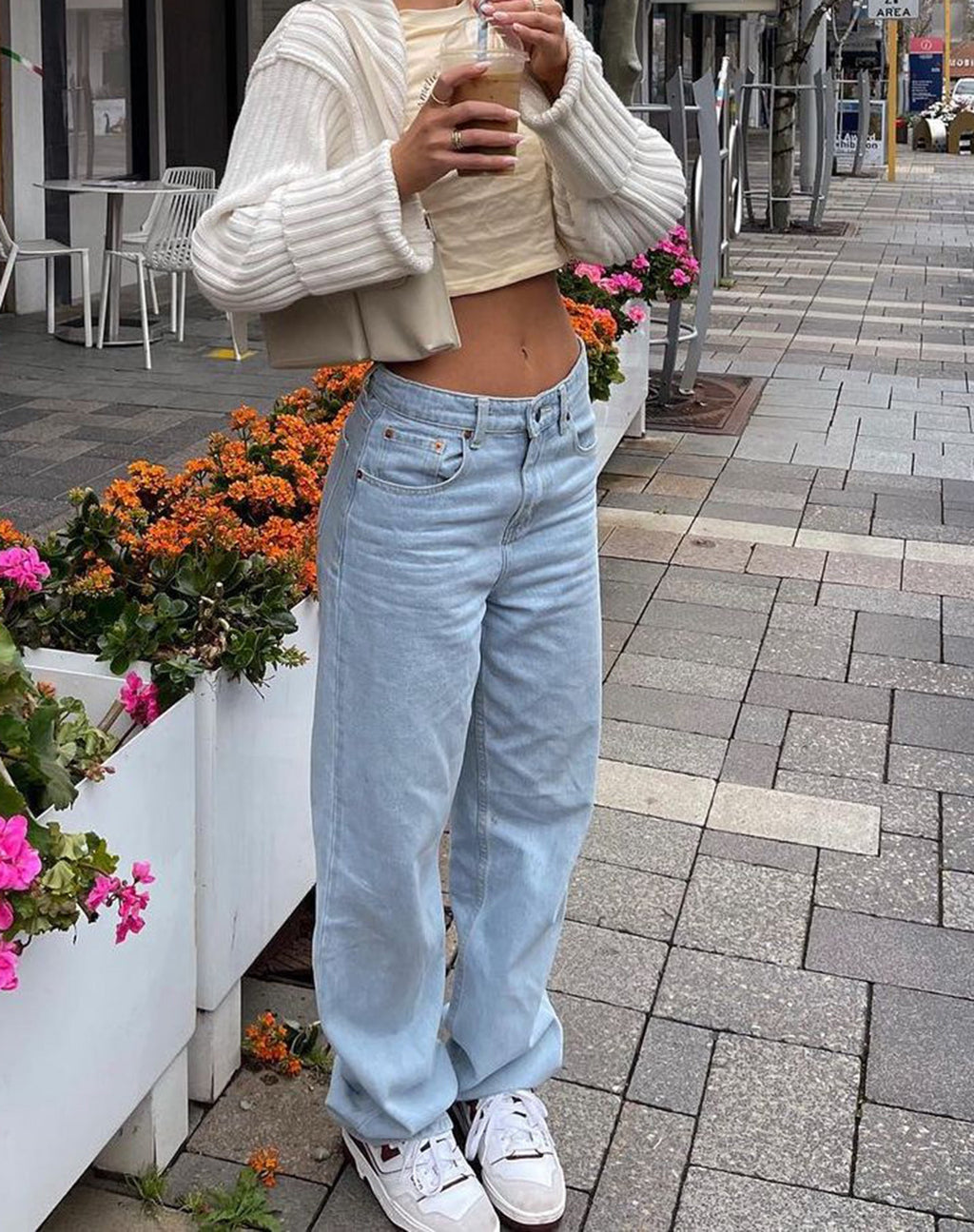 Low Rise Parallel Jeans in Extra Light Wash Blau