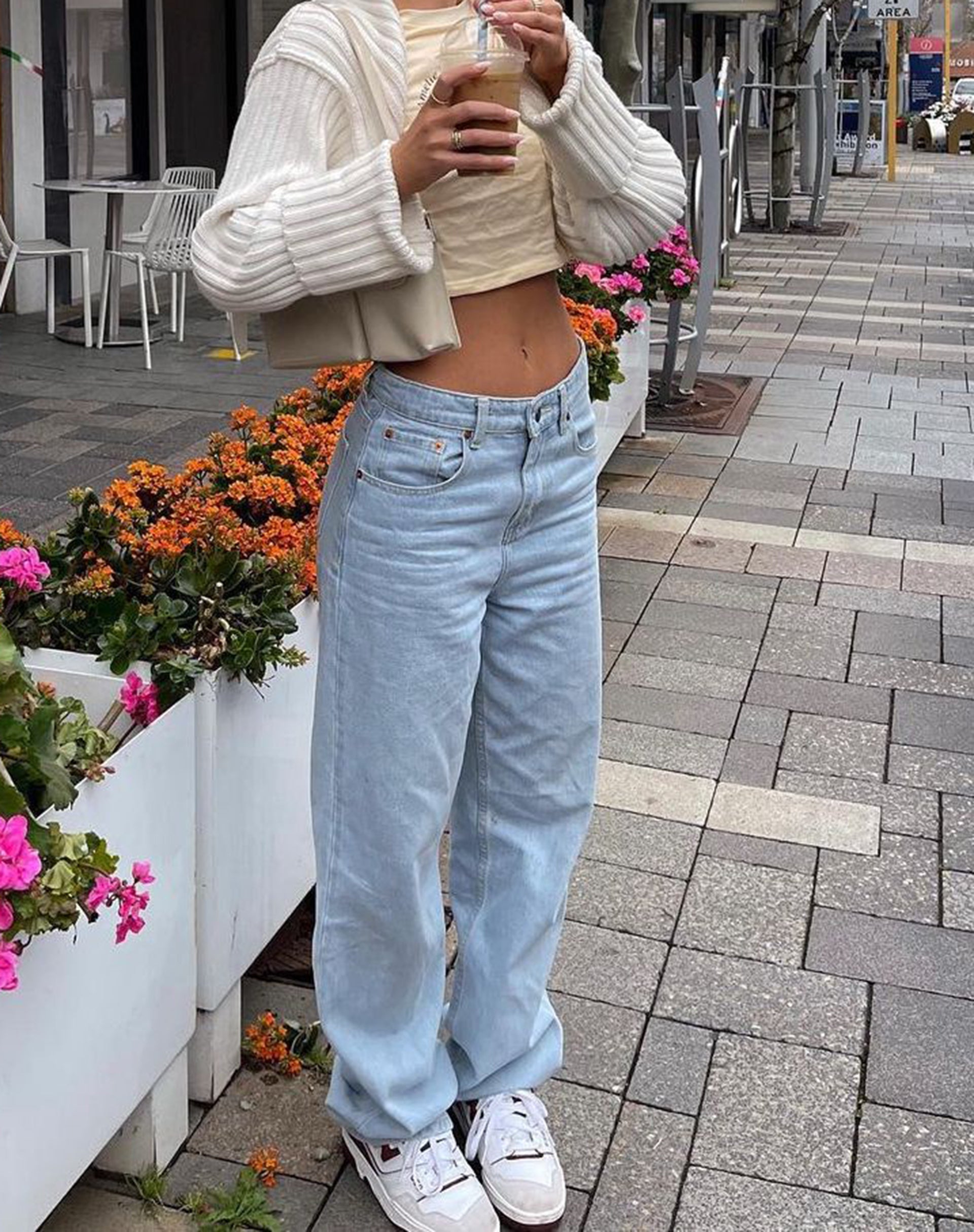 Abbildung der Low Rise Parallel Jeans in Light Wash Blue