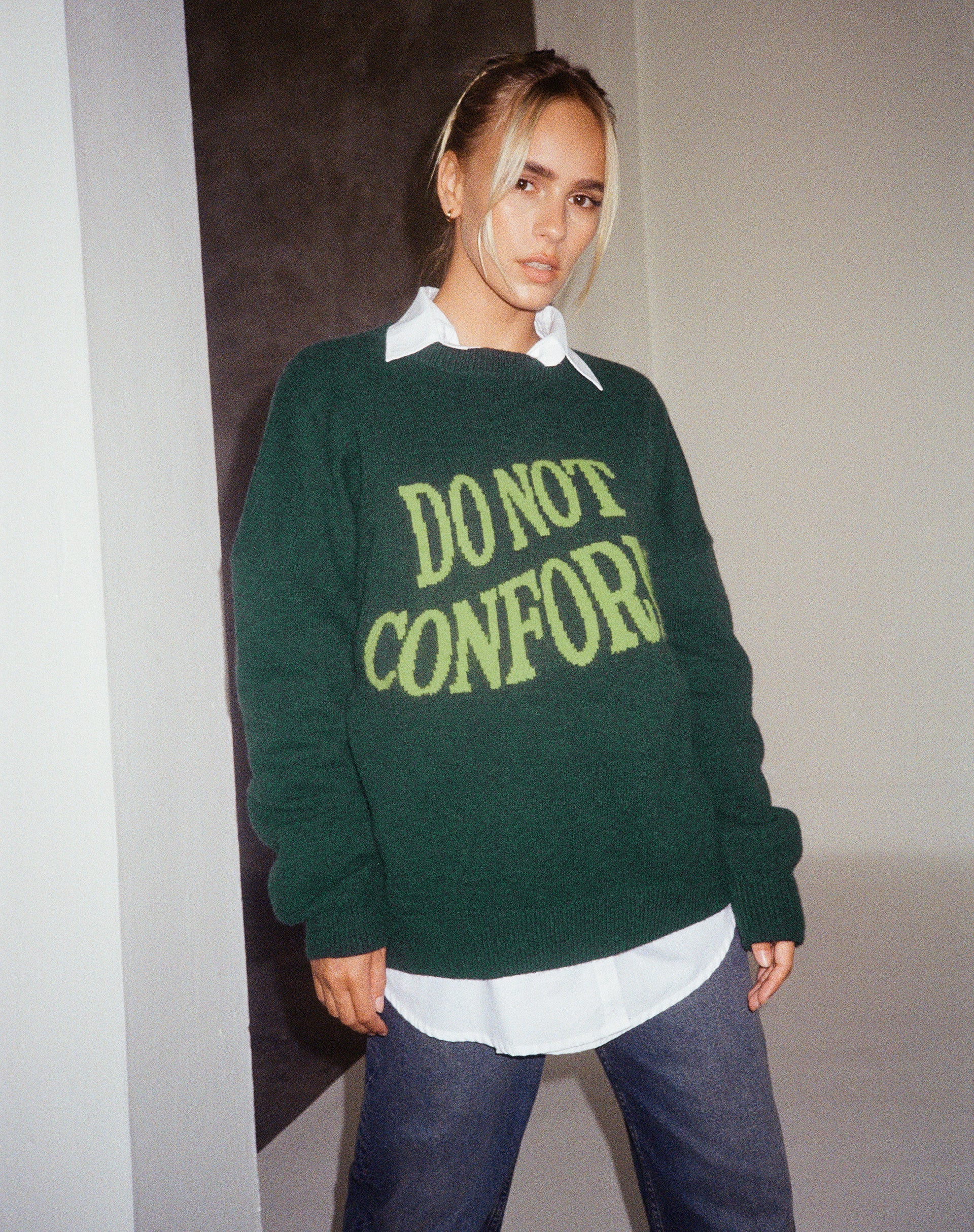 Abbildung des Jamin Pullovers in Grün 'Do Not Conform'